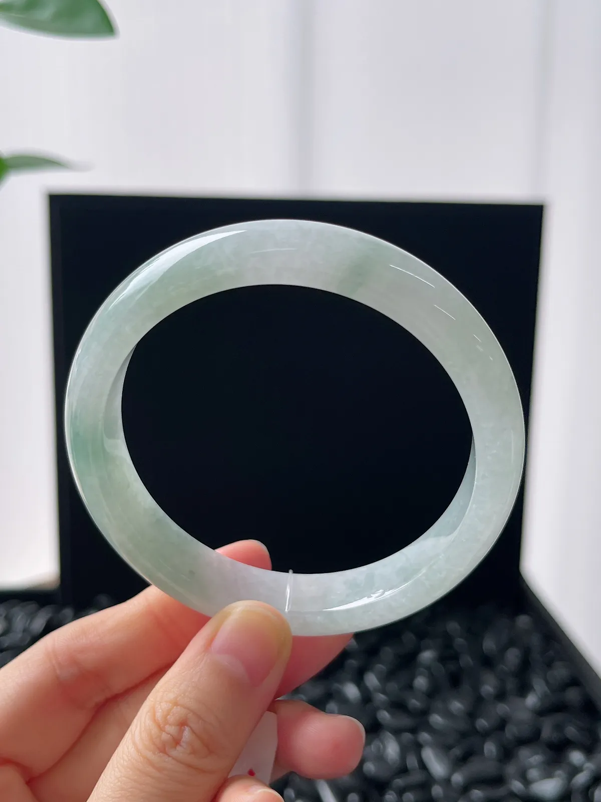 正圈58圈口，翡翠冰糯种浅绿飘花手镯