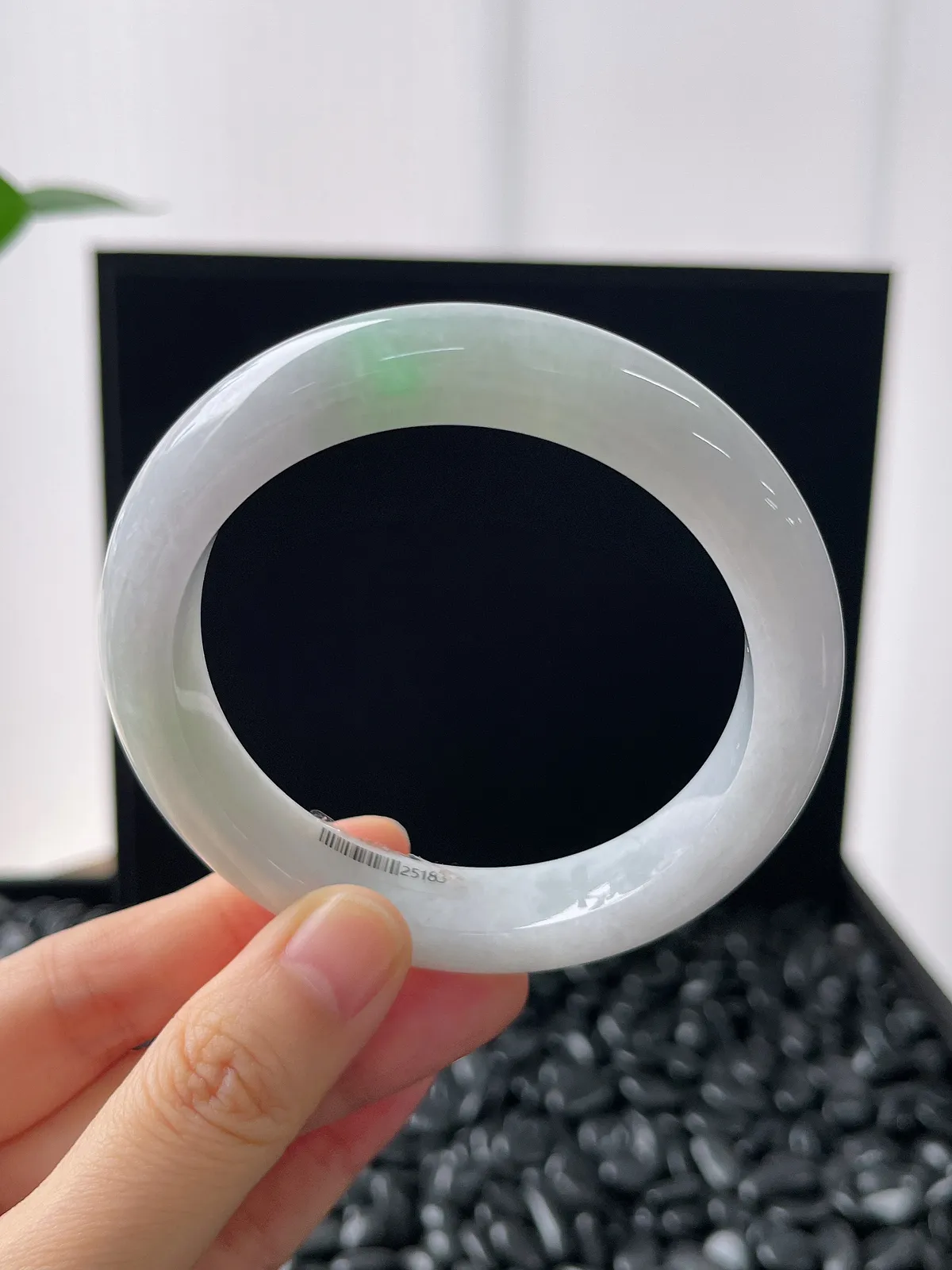 正圈57.8圈口，翡翠糯化种紫底飘绿手镯