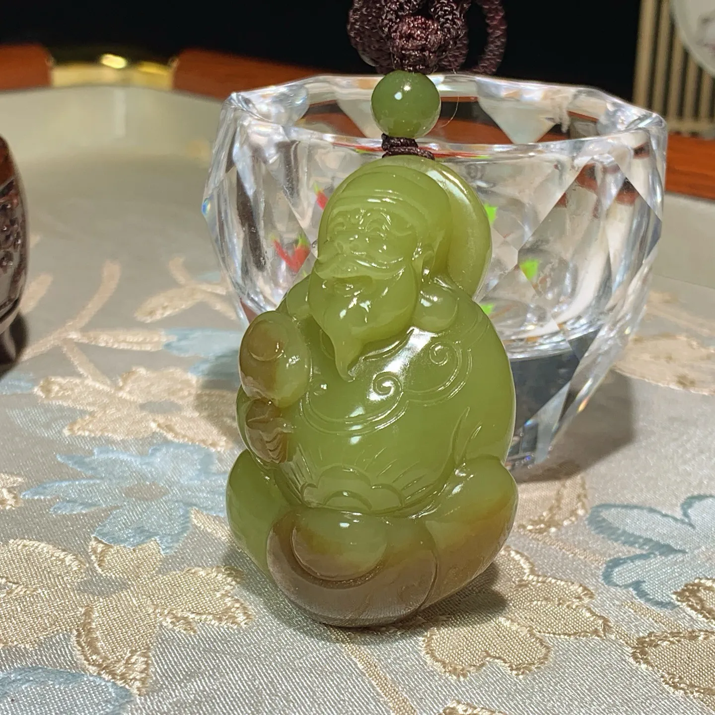 新疆和田玉若羌黄口料财神爷挂件。尺寸53/35/22重59克。玉质细腻油润。手推出油。佩戴高端典雅。