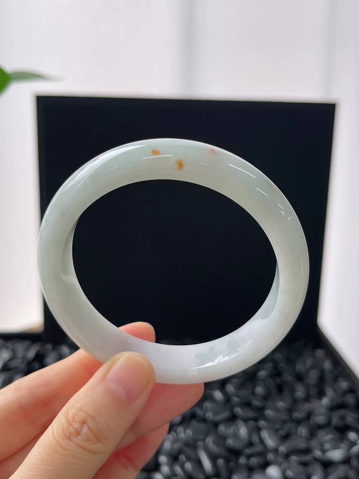 正圈56.4圈口，翡翠糯化种洒金淡绿色手镯