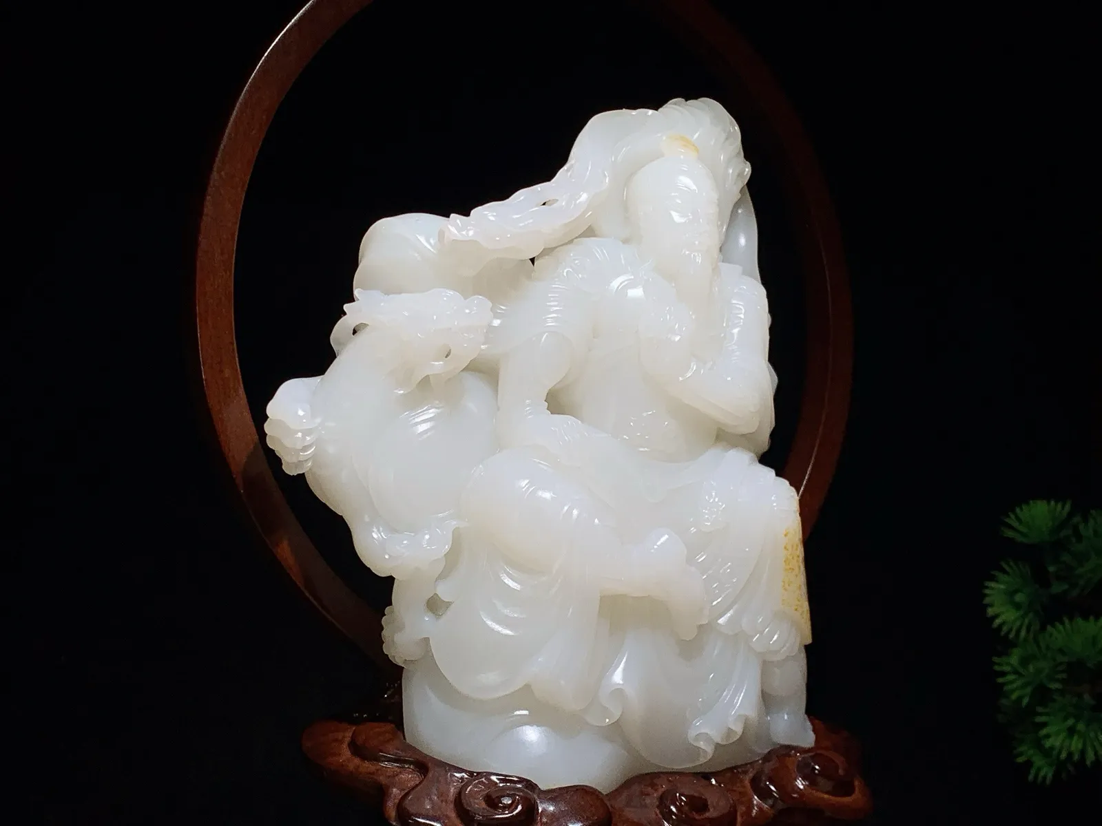 新疆和田玉羊脂白玉武财神关公摆件。尺寸155/122/36重925克。玉质细腻油润。无裂无杂无结构。手推出油。品相大气。lt251118