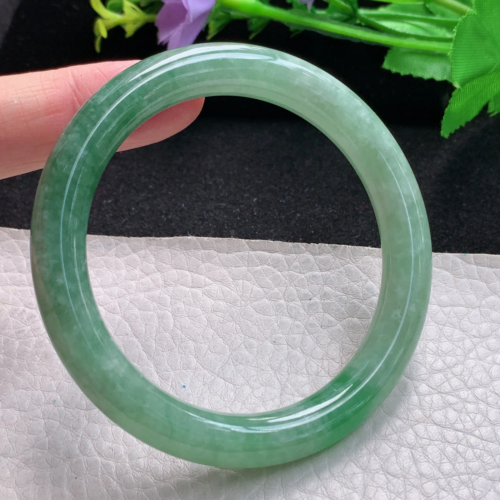 xx自然光56.5*9叮当镯 缅甸翡翠玉手镯飘绿秀气圆条玉手环 美人镯