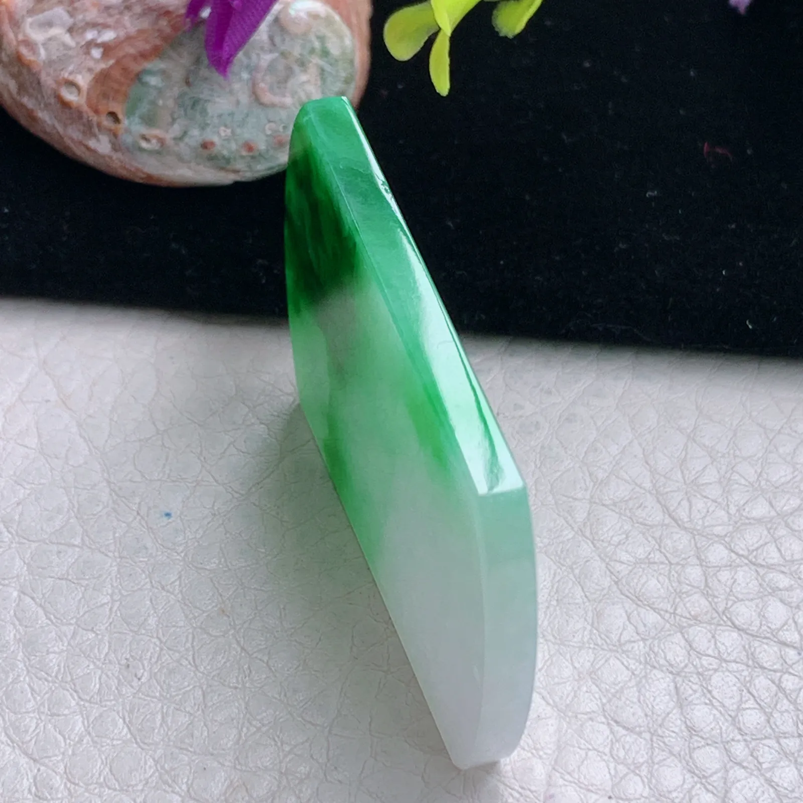 zzx自然光49.2*32.2*4天然缅甸翡翠辣绿平安无事牌玉吊坠 玉挂件