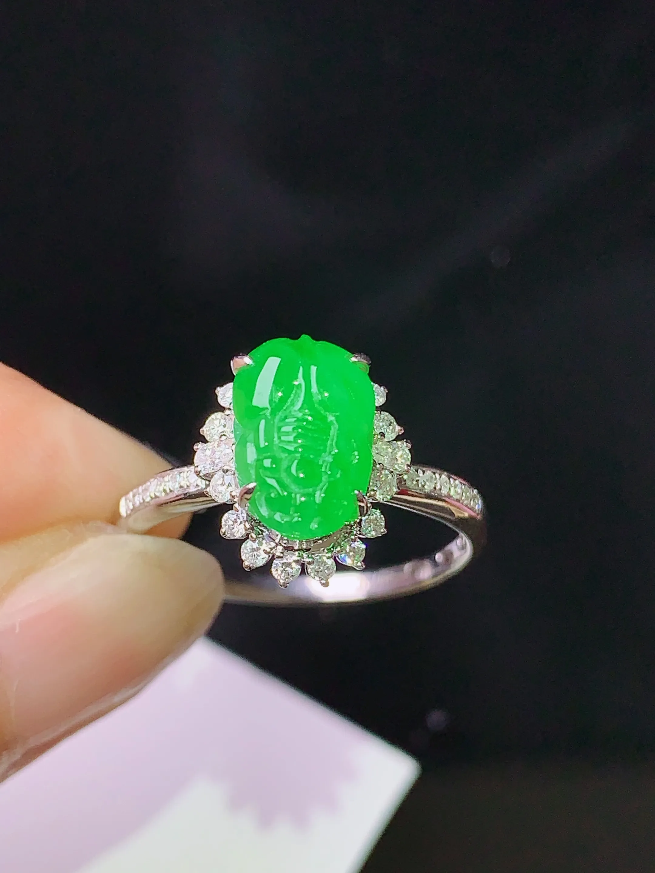 18k金钻镶嵌满绿貔貅吊坠 玉质细腻 色泽清新艳丽 圈口14 整体尺寸12.2*10*8.2