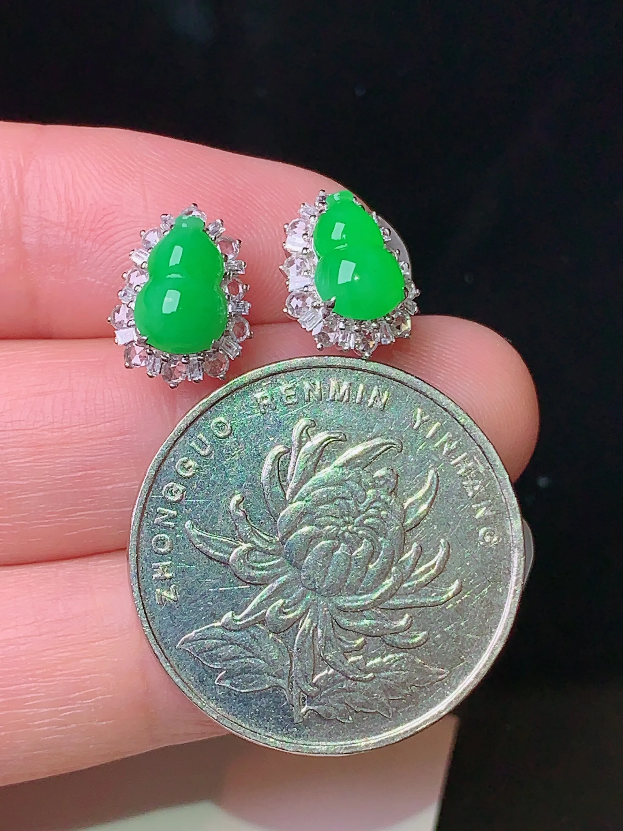 18k金钻镶嵌翠绿葫芦耳钉 玉质细腻 色泽清新艳丽 整体尺寸12*9*6.2