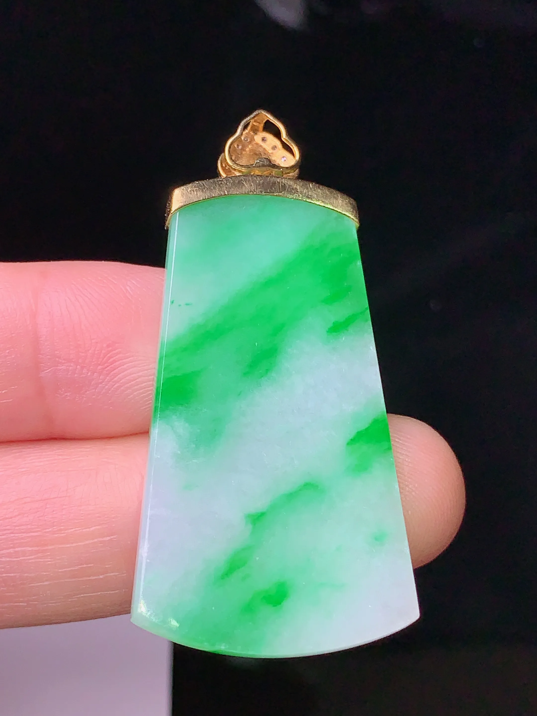 18k金钻镶嵌飘绿无事牌吊坠 玉质细腻 色泽清新艳丽 整体尺寸43.8*20.8*2.7