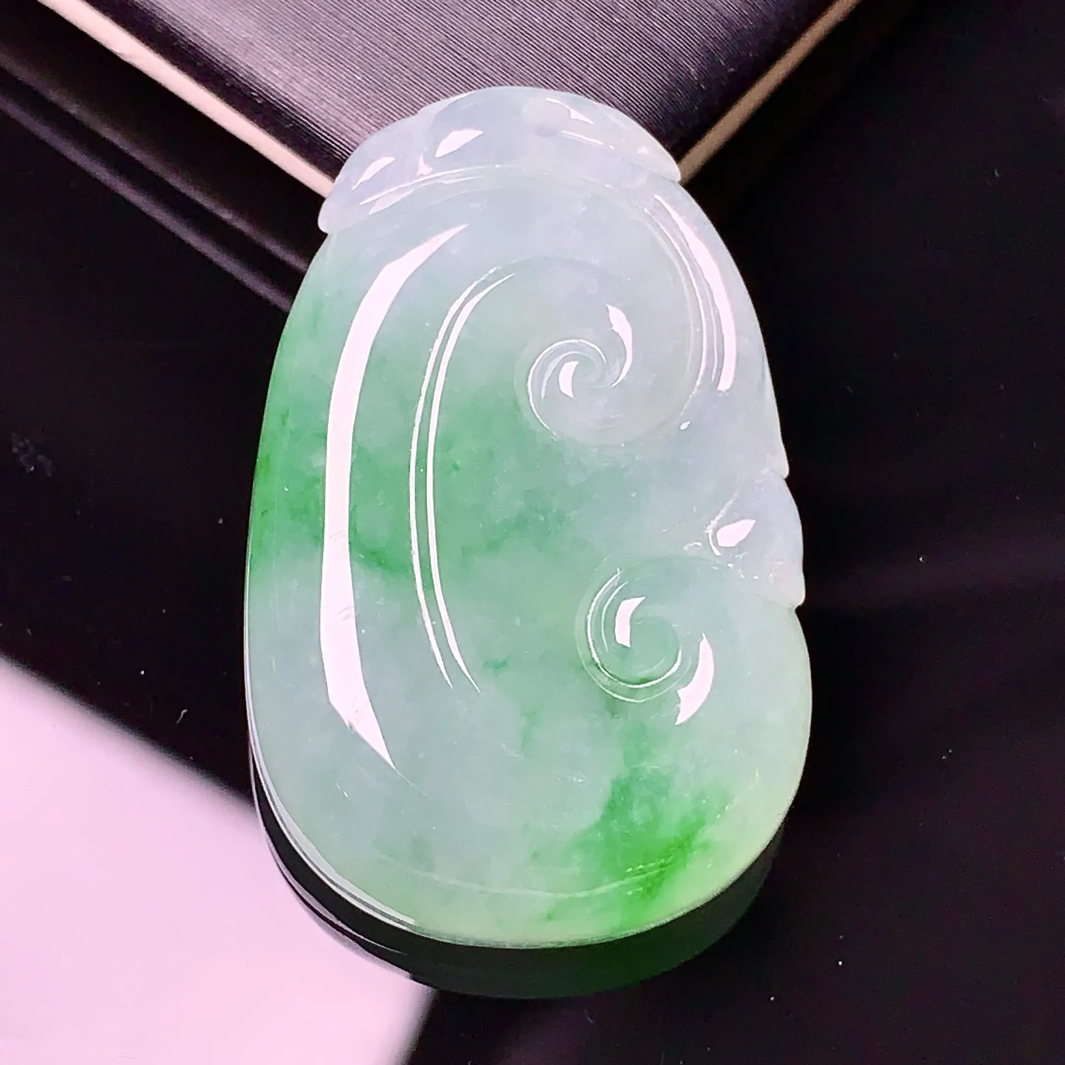 飘绿如意吊坠 玉质细腻 色泽清新艳丽 整体尺寸31.6*20.3*6