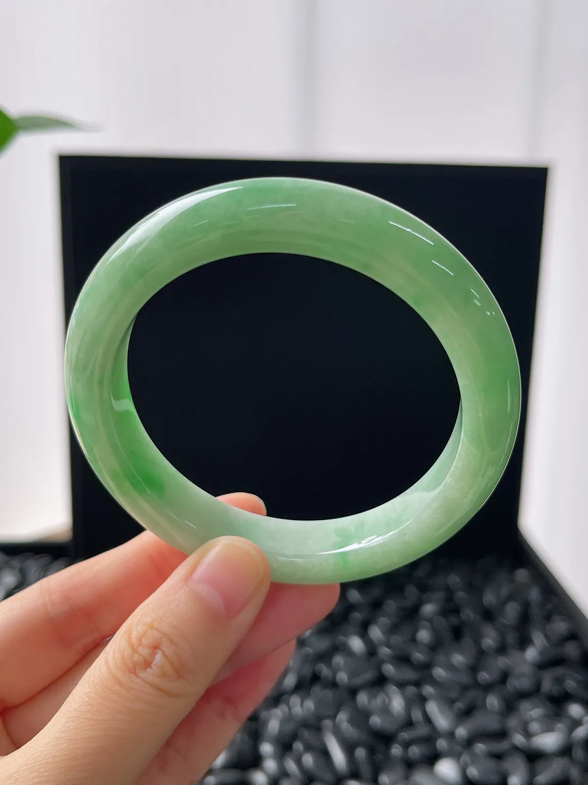 正圈56.3圈口，翡翠糯化种淡绿色手镯