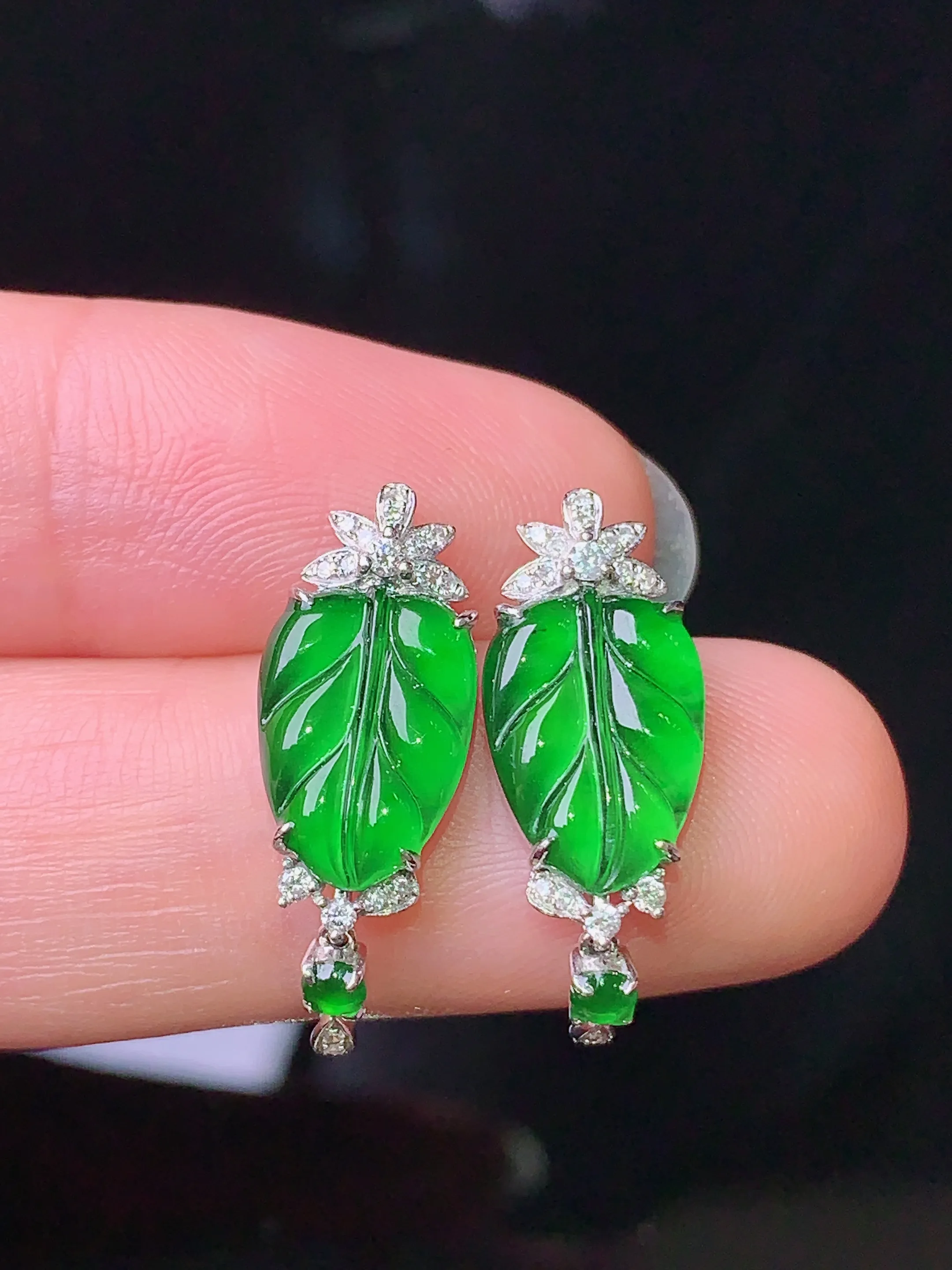 18k金钻镶嵌满绿树叶耳坠 玉质细腻 色泽清新艳丽 整体尺寸22.5*8*3.8
