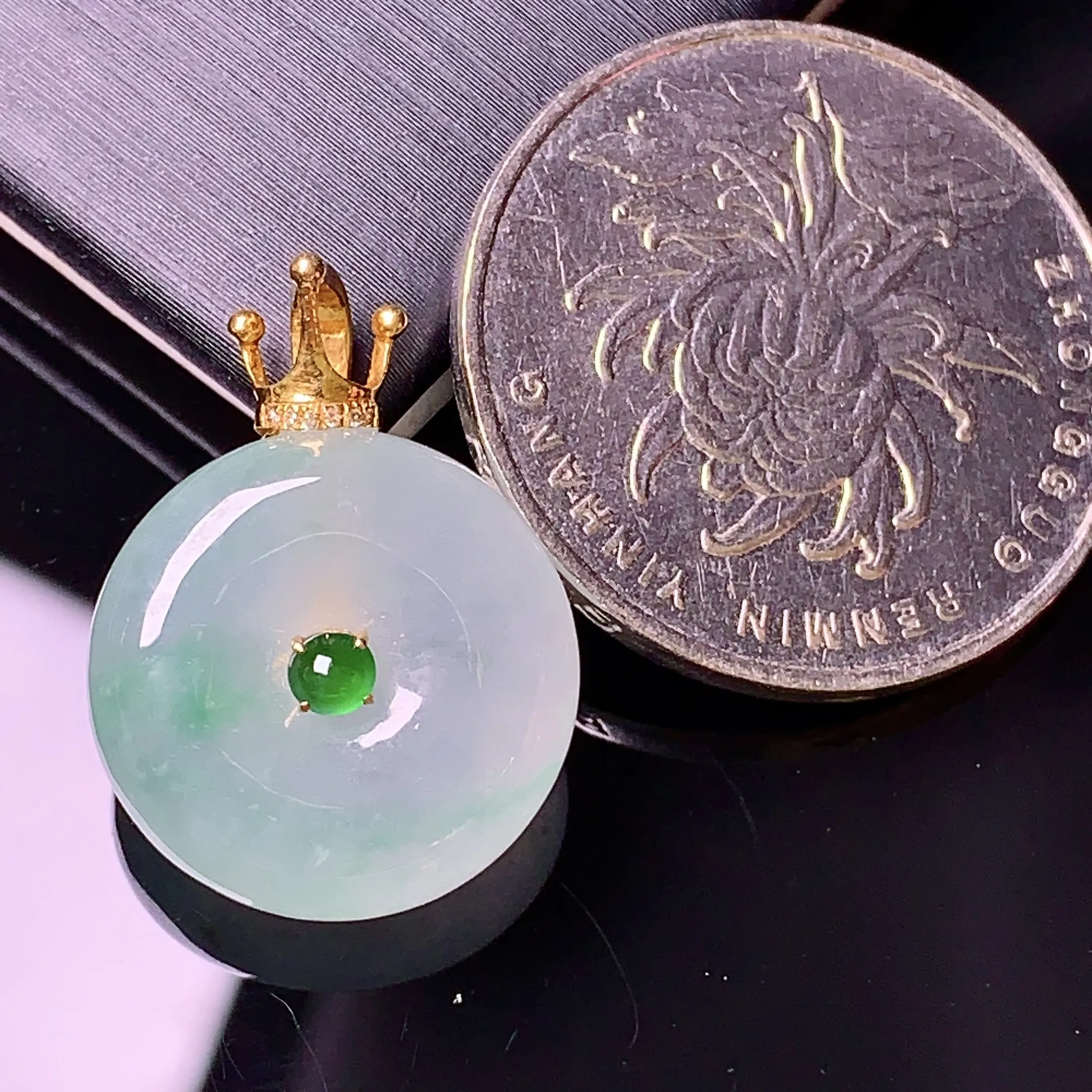 18k金钻镶嵌飘绿平安扣吊坠 玉质细腻 色泽清新艳丽 整体尺寸21.8*16.3*6.2