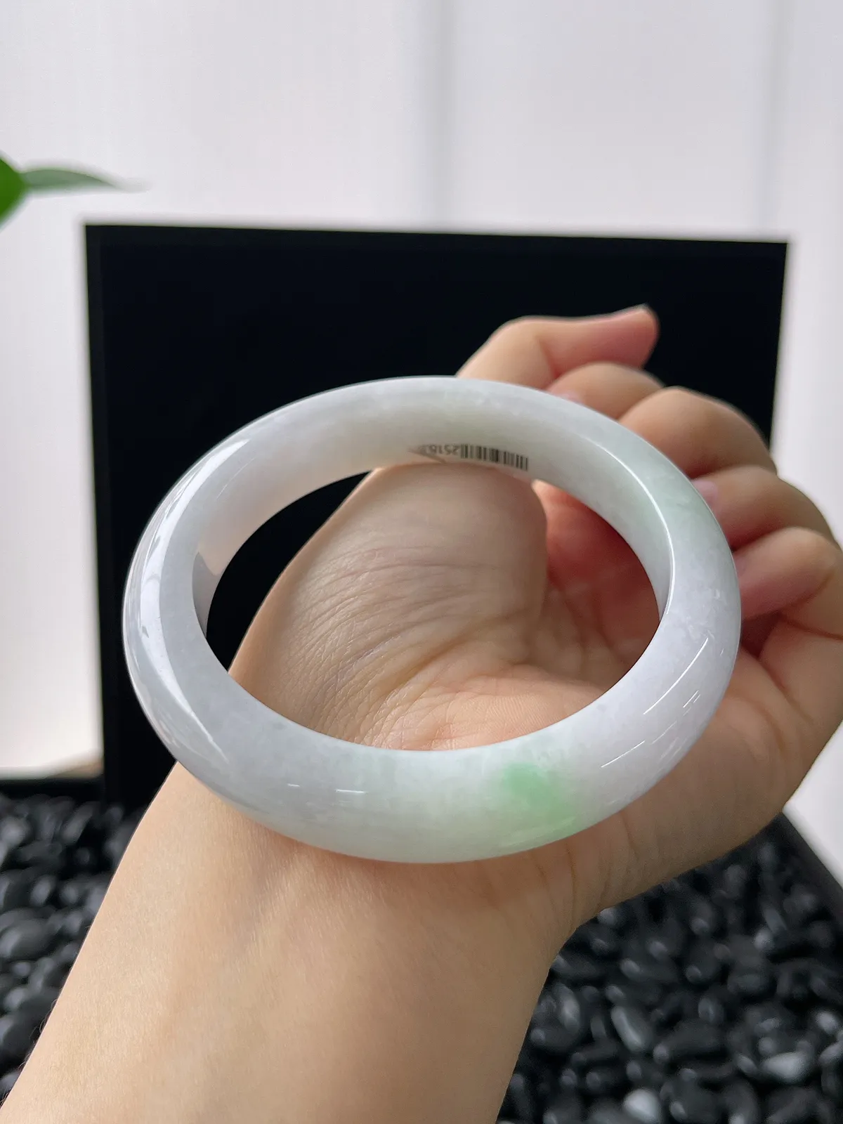 正圈57.8圈口，翡翠糯化种紫底飘绿手镯