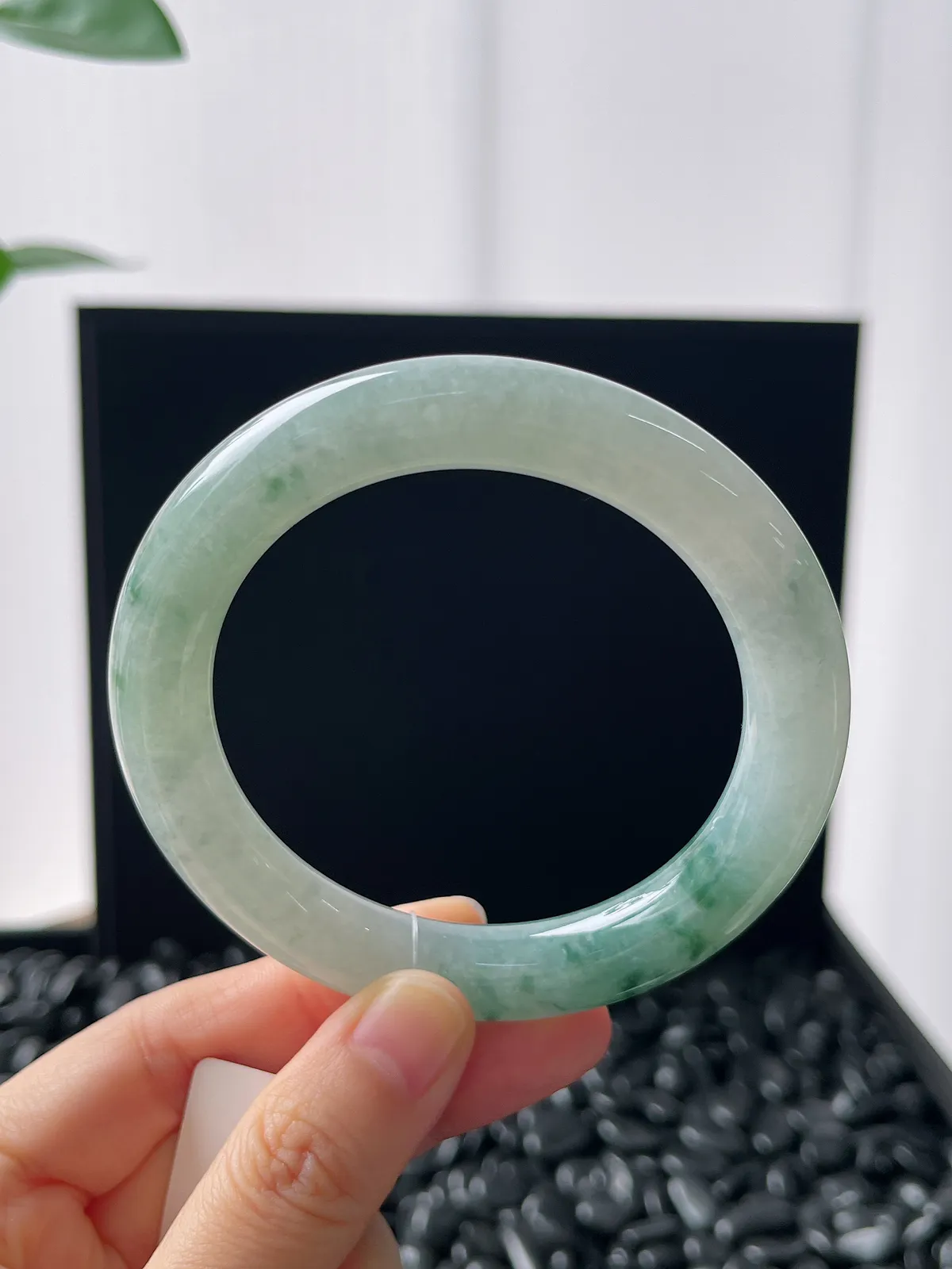 圆镯57圈口，翡翠糯化种飘绿手镯