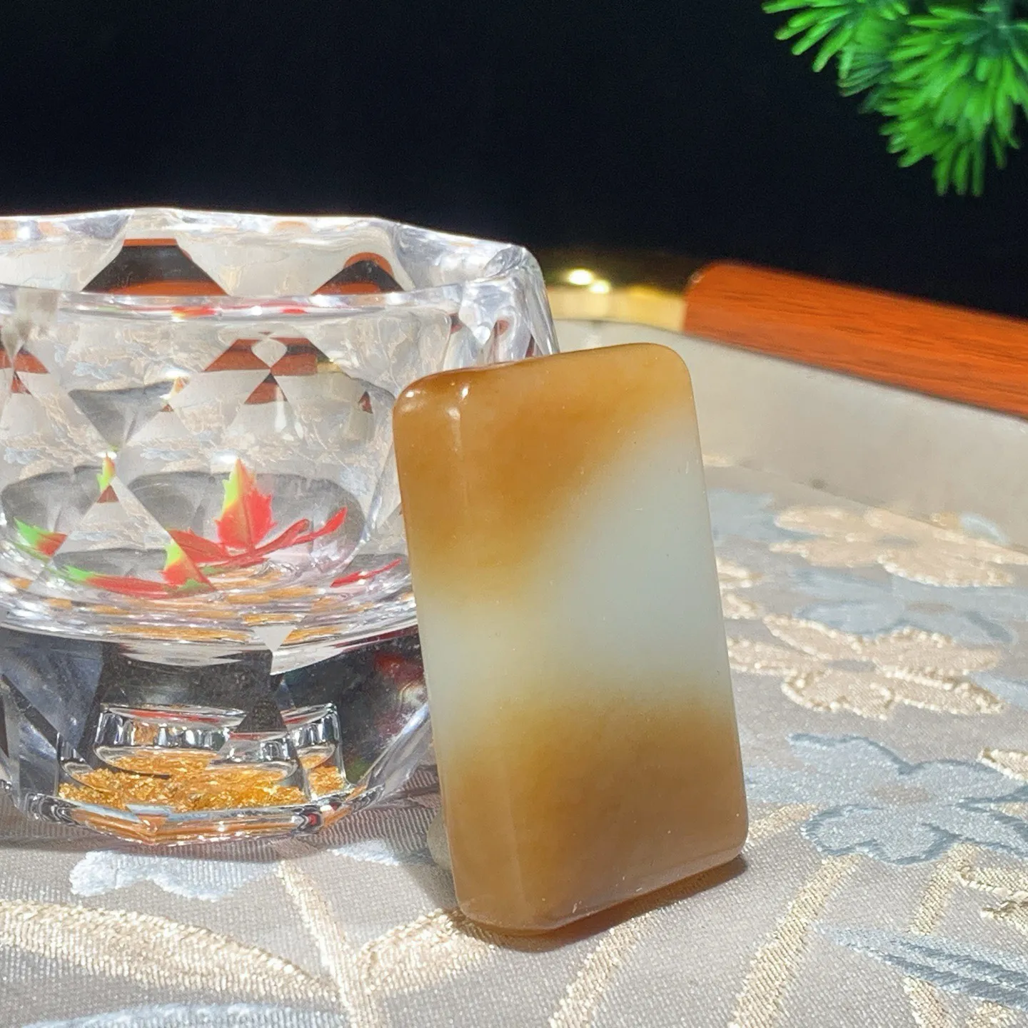 新疆和田玉且末糖平安无事牌挂件。尺寸45/30/10重34.5克。玉质细腻油润。手推出油。佩戴高端典雅。lt251118