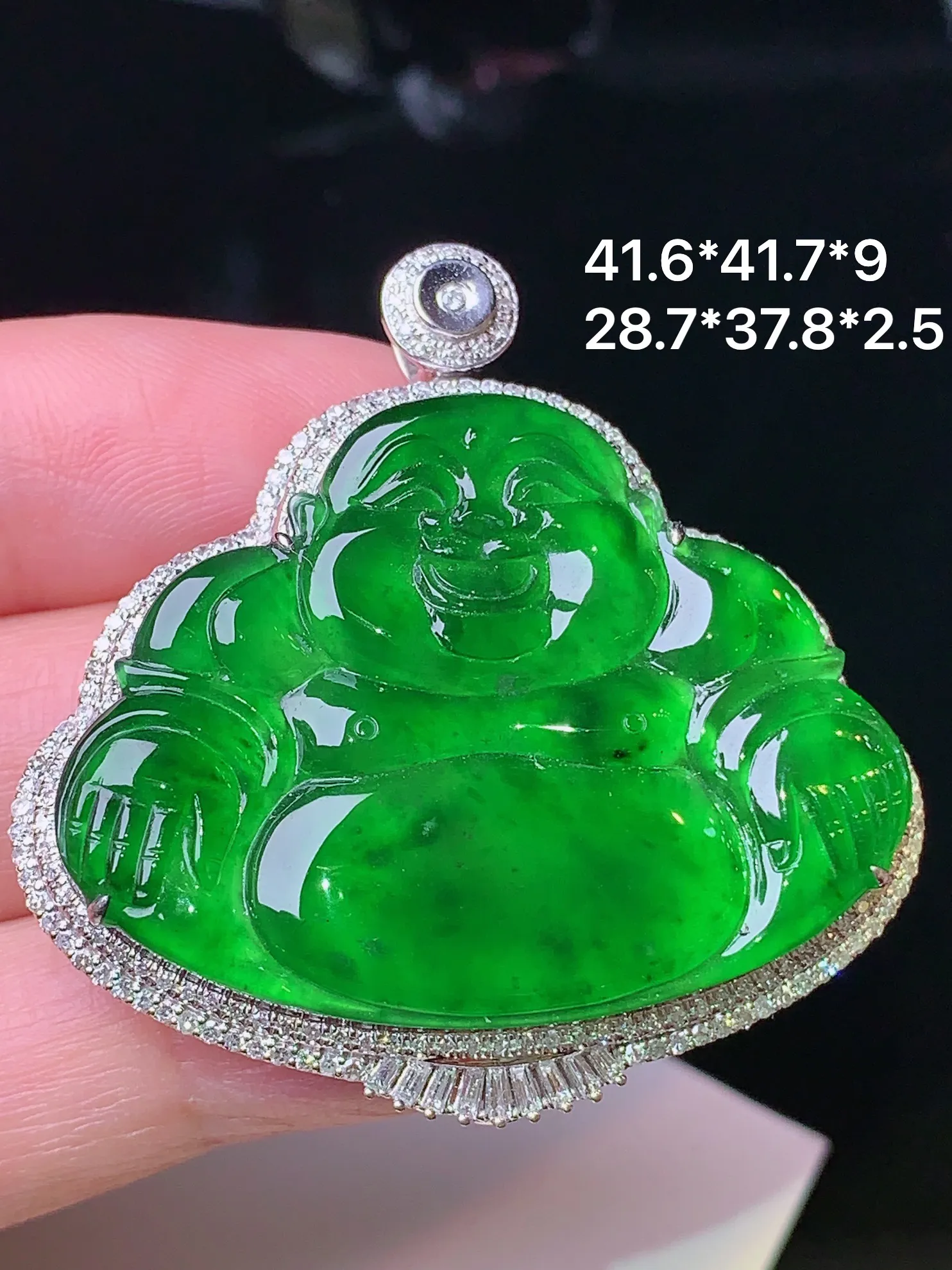 18k金钻镶嵌满绿佛公吊坠 玉质细腻 色泽清新艳丽 整体尺寸41.6*41.7*9
