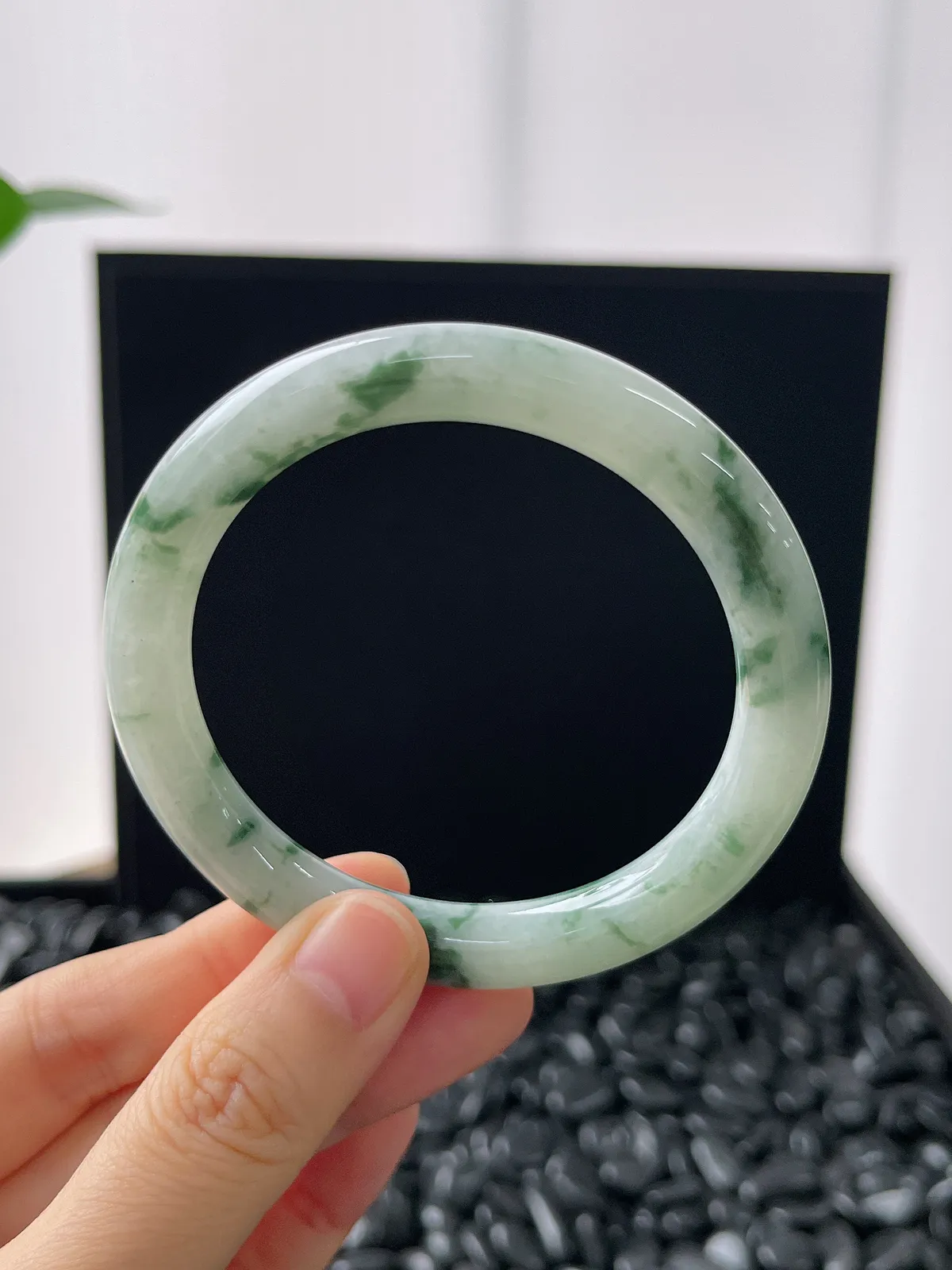 圆镯53.8圈口，翡翠糯化种飘花手镯