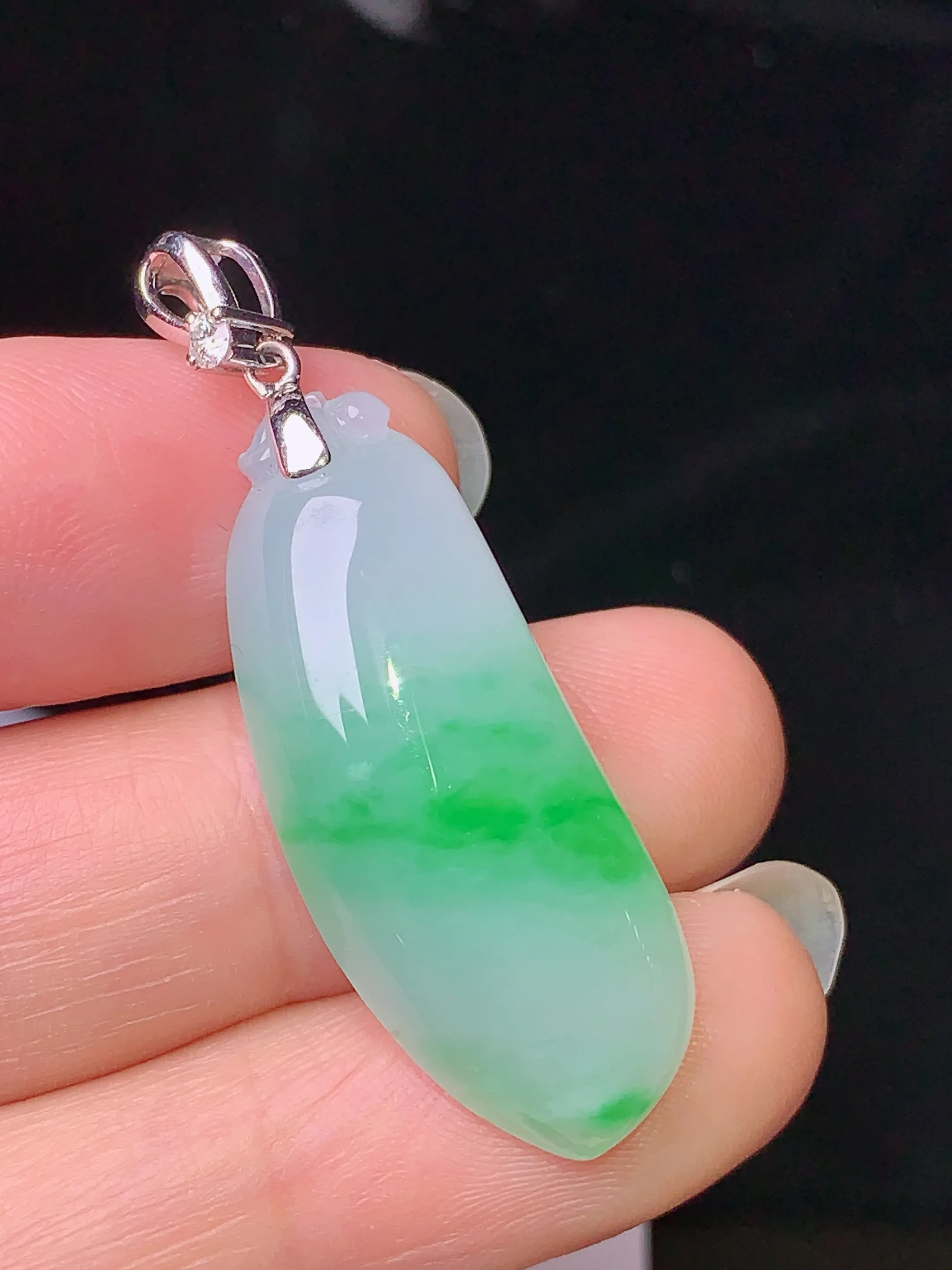 18k金镶嵌飘绿福瓜吊坠 玉质细腻 色泽清新艳丽 整体尺寸40.8*12.8*6