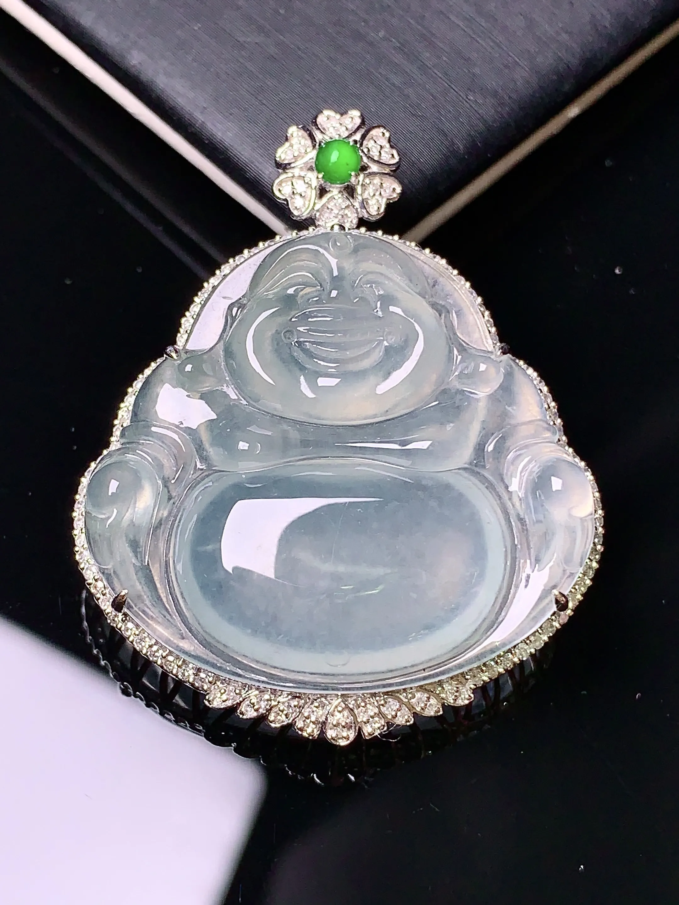 18k金钻镶嵌冰种佛公吊坠 玉质细腻 色泽清新艳丽 整体尺寸39.5*31.7*9.8