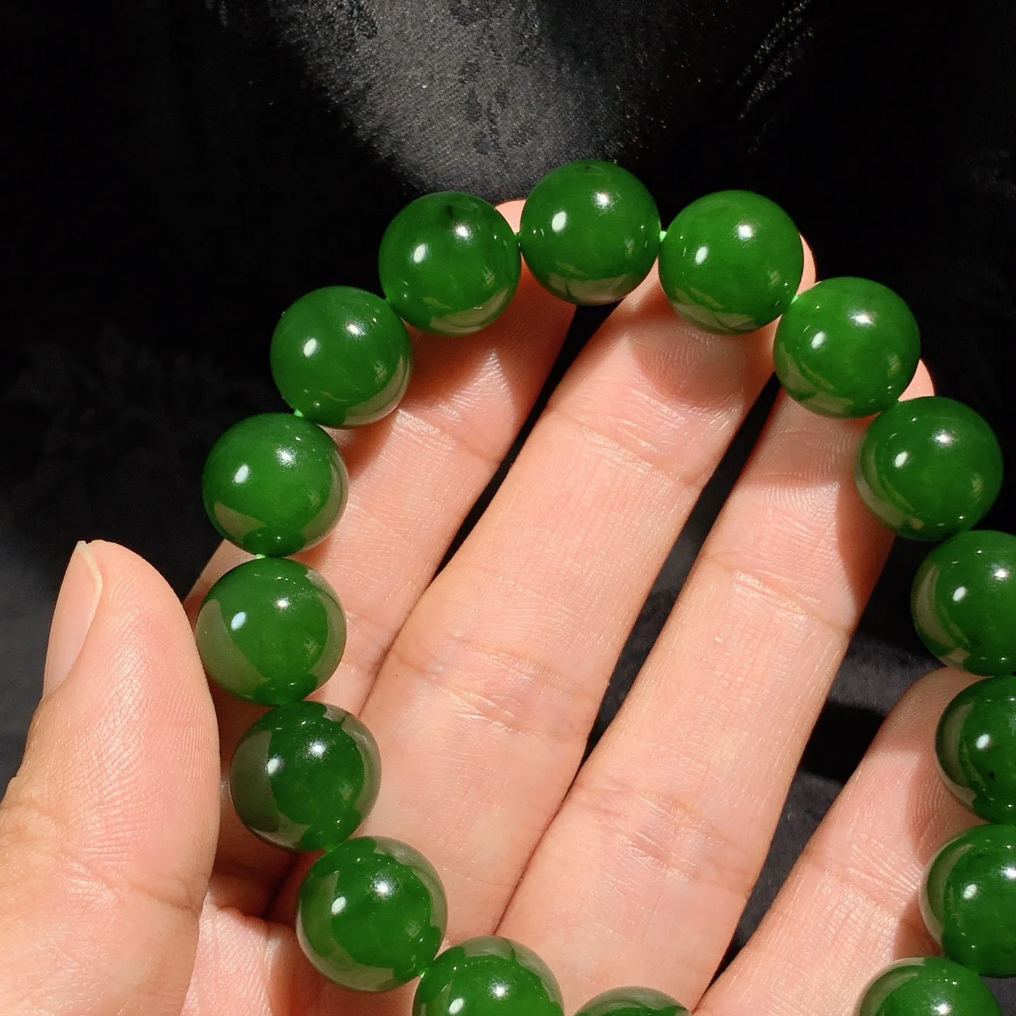 和田玉阳绿俄罗斯碧玉圆珠手串 单颗尺寸12重46克。玉质细腻油润。手推出油。佩戴高端典雅。lt251118