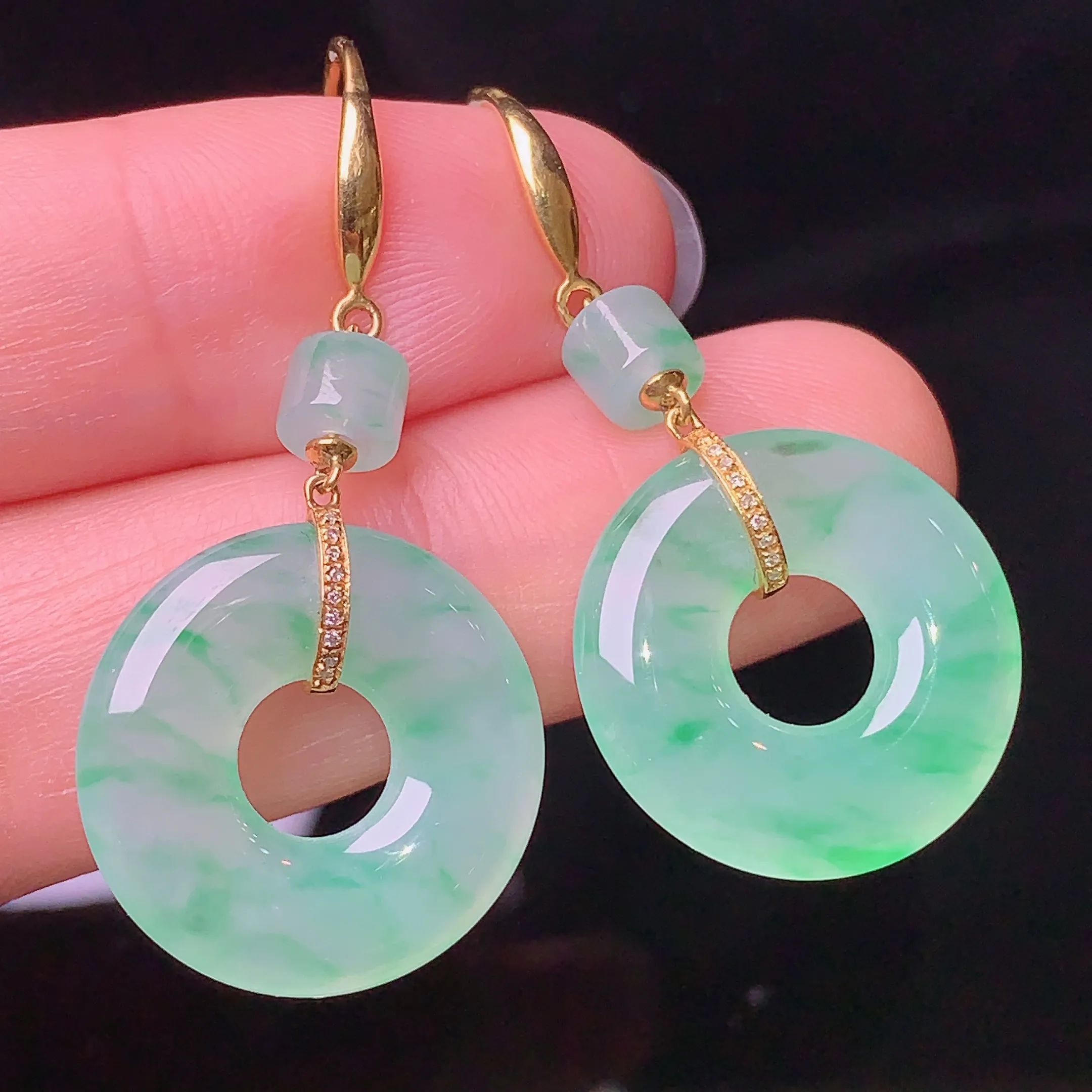 18k金钻镶嵌飘绿平安环耳坠 玉质细腻 色泽清新艳丽 整体尺寸35.6*18.2*3.6