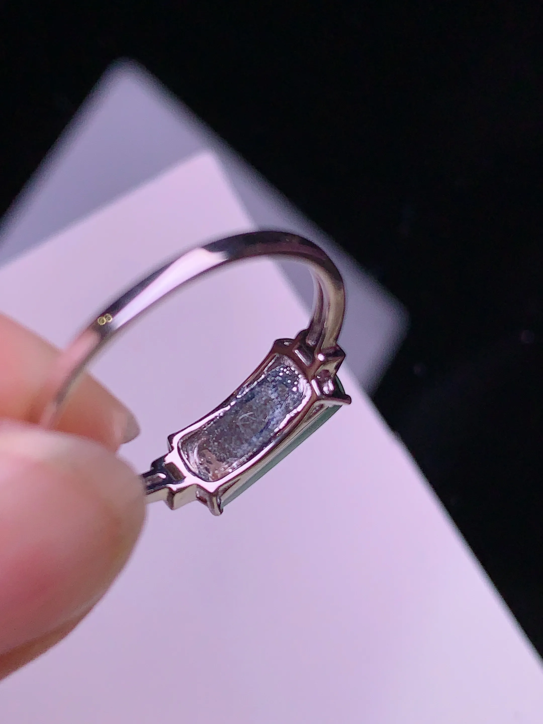 18k金钻镶嵌冰种马鞍戒指 玉质细腻 色泽清新艳丽 圈口14 裸石尺寸4.6*11*2