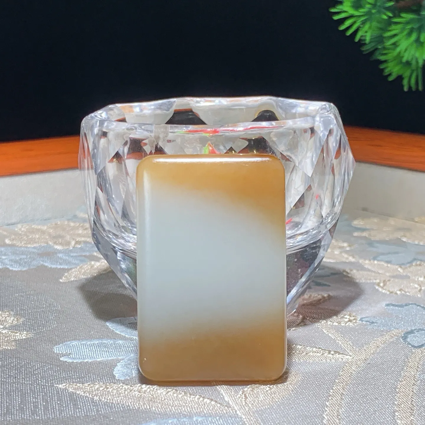 新疆和田玉且末糖平安无事牌挂件。尺寸45/30/10重34.5克。玉质细腻油润。手推出油。佩戴高端典雅。lt251118