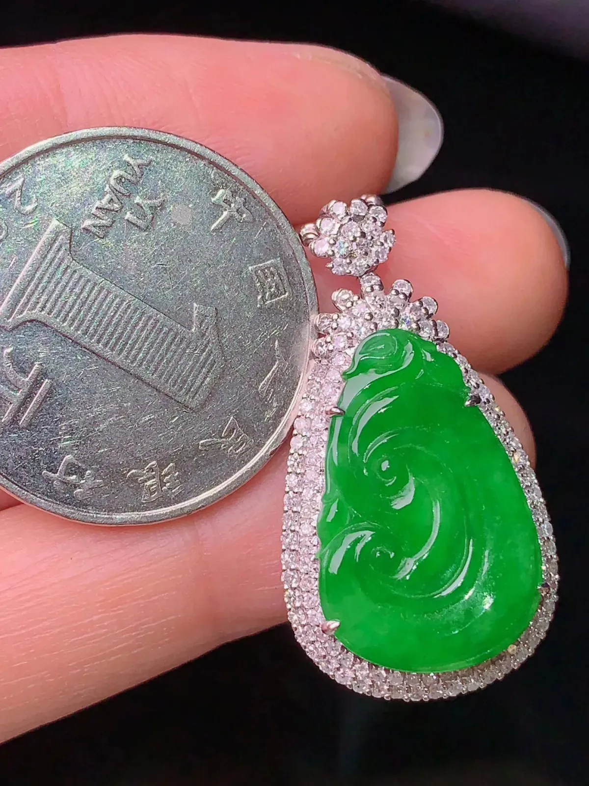 18k金钻镶嵌满绿如意吊坠 玉质细腻 色泽艳丽 整体尺寸32*17.3*7