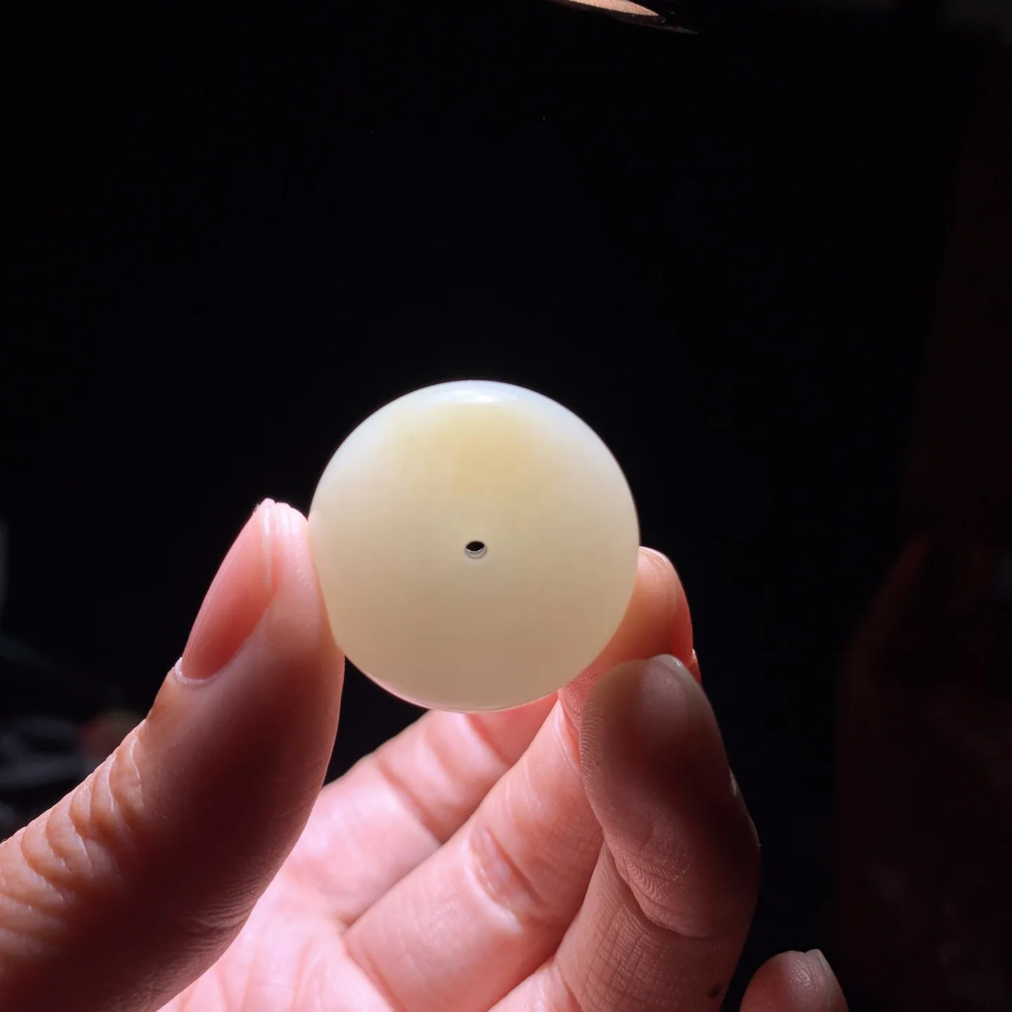 和田玉白玉俄糖且末糖平安扣挂件。尺寸27/13重16克。玉质细腻油润。手推出油。佩戴高端典雅。lt251118