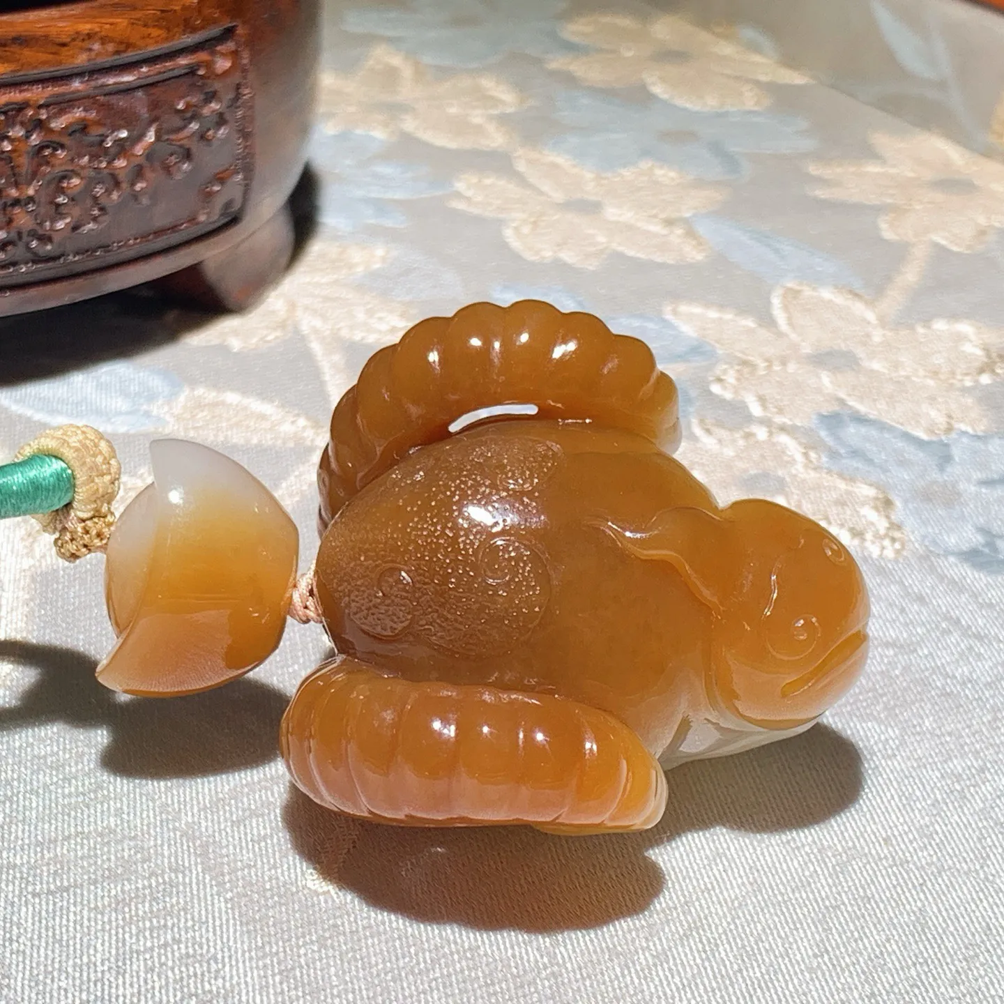 新疆和田玉且末糖洋洋如意领羊头挂件。尺寸40/40/27重61.8克。玉质细腻油润。手推出油。佩戴高端典雅。lt251118