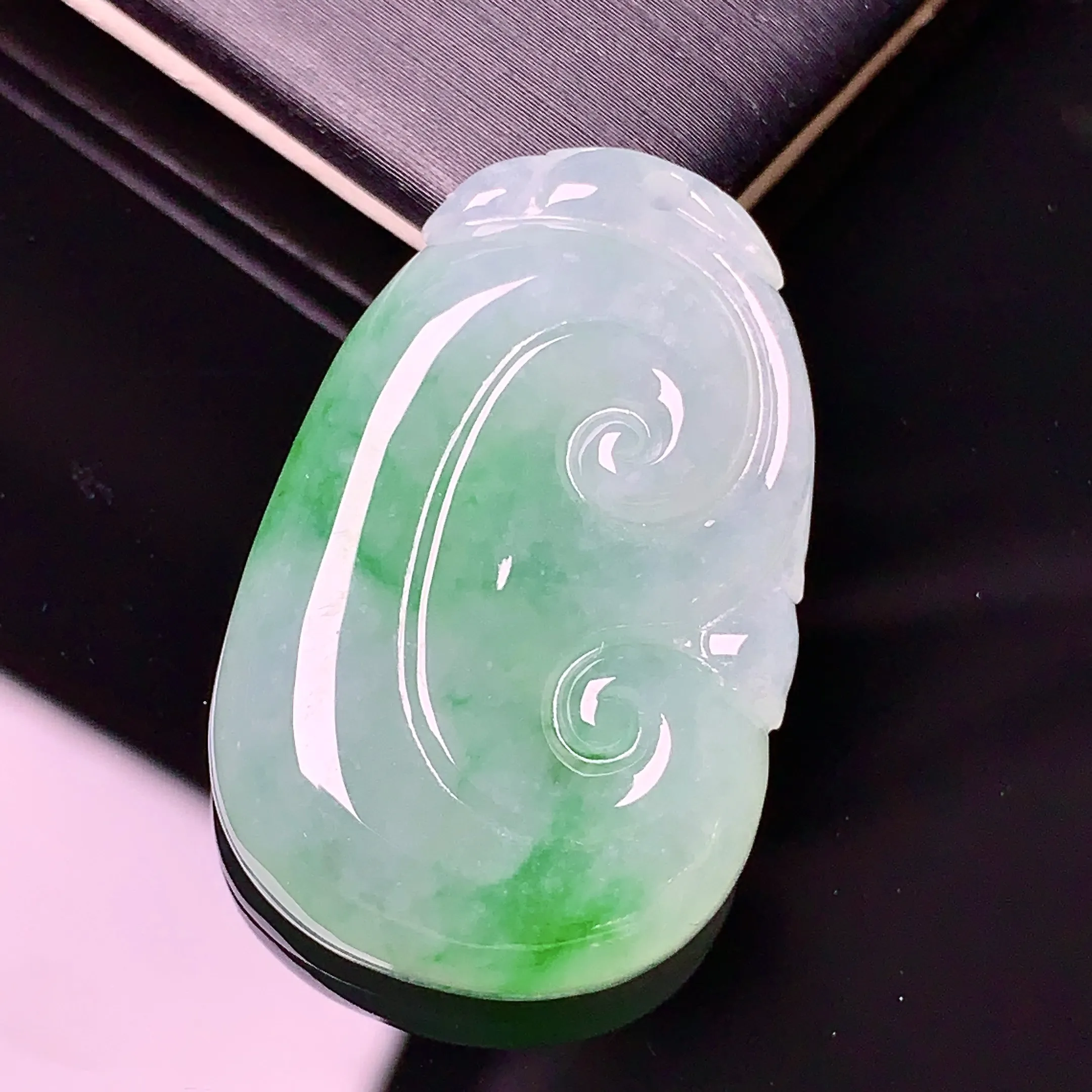 飘绿如意吊坠 玉质细腻 色泽清新艳丽 整体尺寸31.6*20.3*6