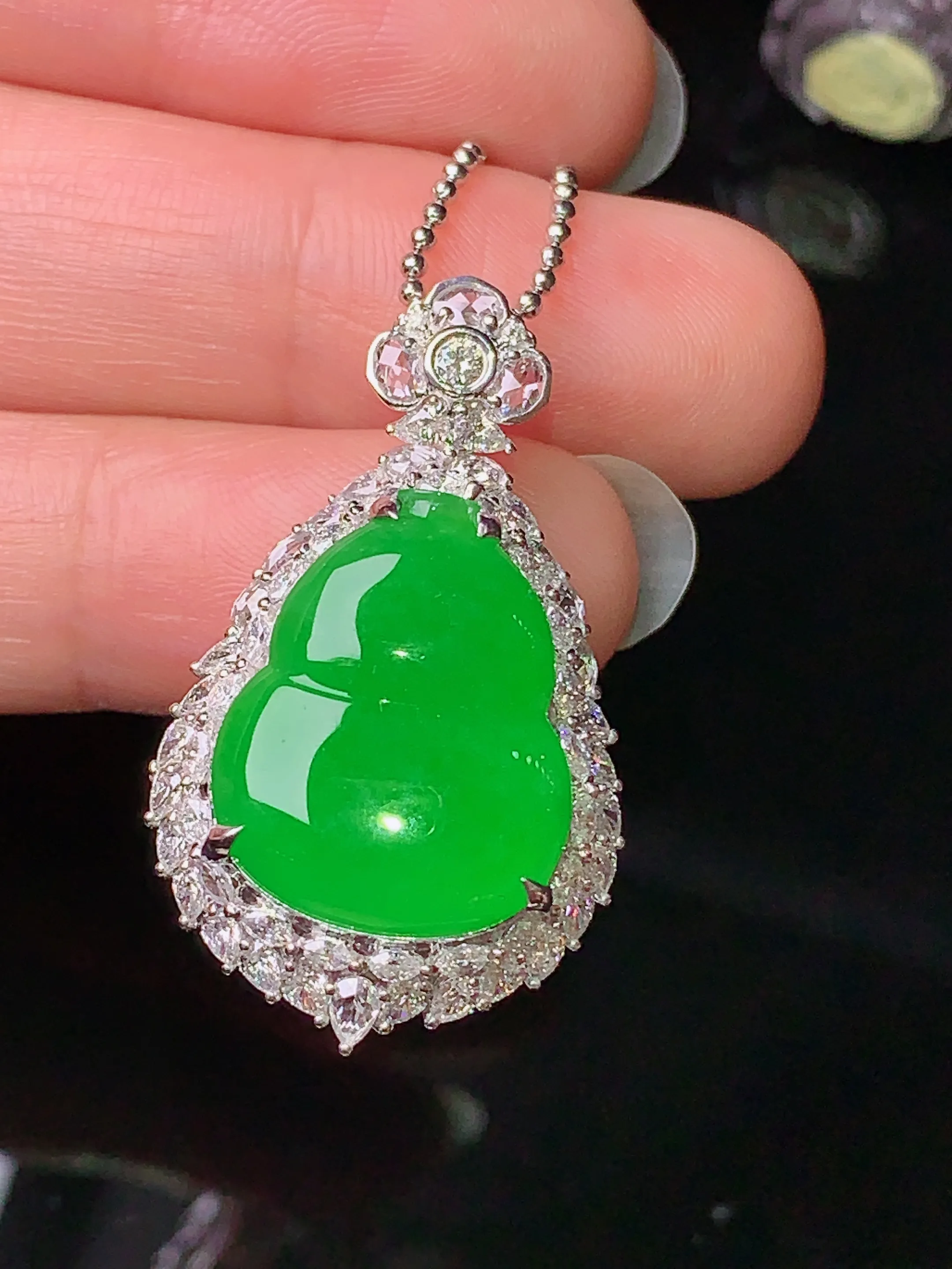 18k金钻镶嵌满绿葫芦吊坠 玉质细腻 色泽清新艳丽 整体尺寸33*19.5*11.8
