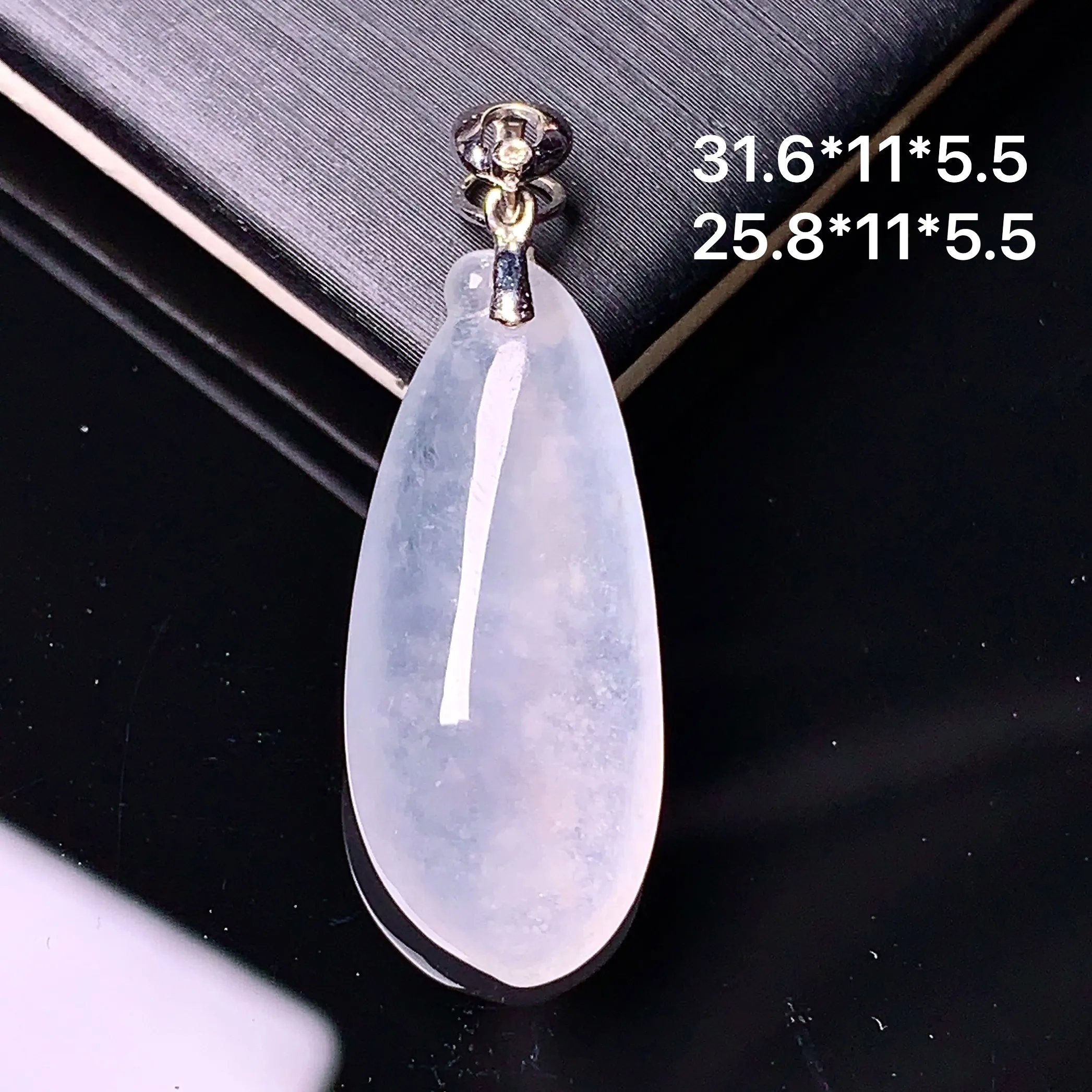18k金镶嵌冰种福瓜吊坠 玉质细腻 色泽清新艳丽 整体尺寸31.6*11*5.5