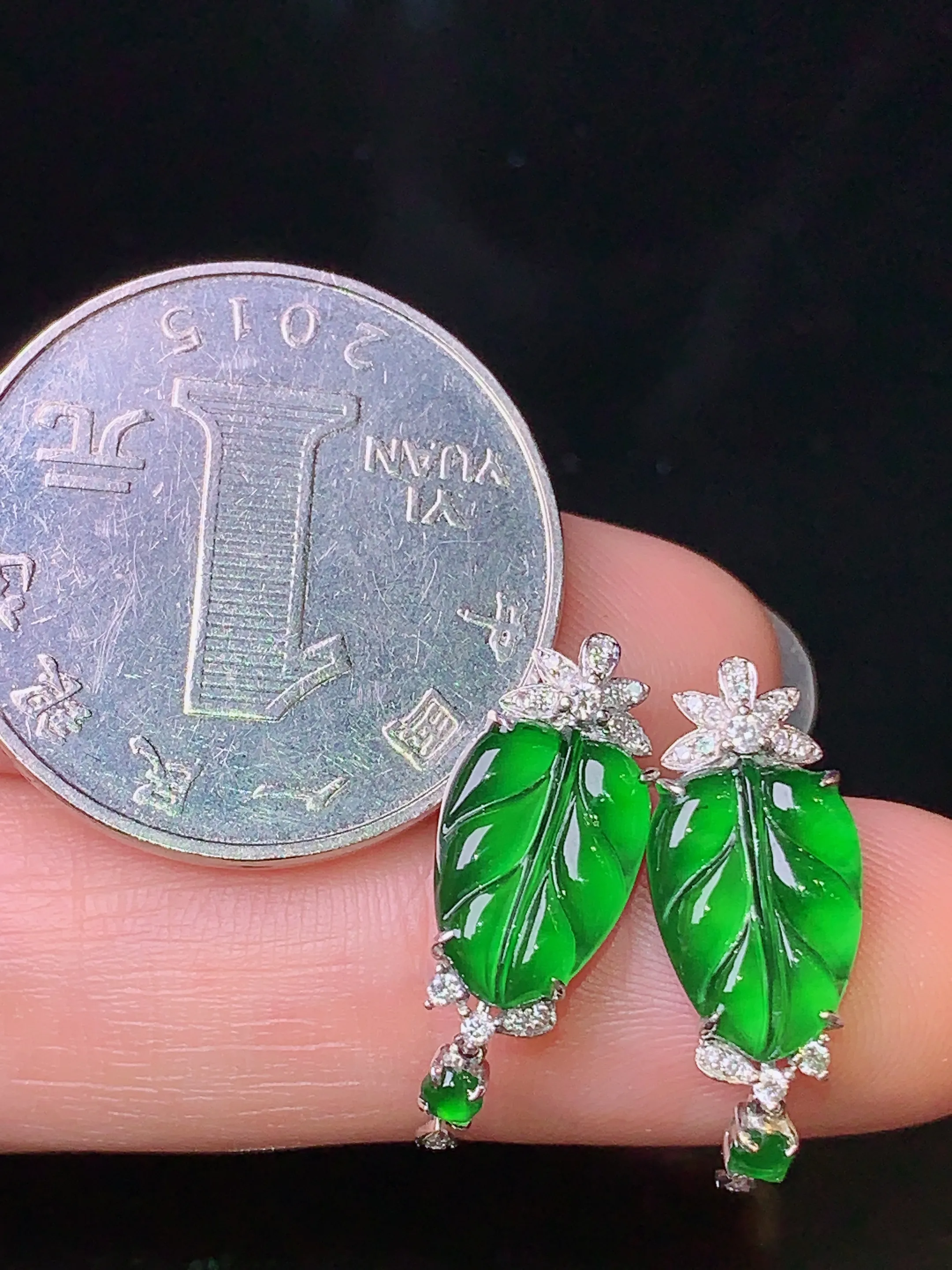 18k金钻镶嵌满绿树叶耳坠 玉质细腻 色泽清新艳丽 整体尺寸22.5*8*3.8