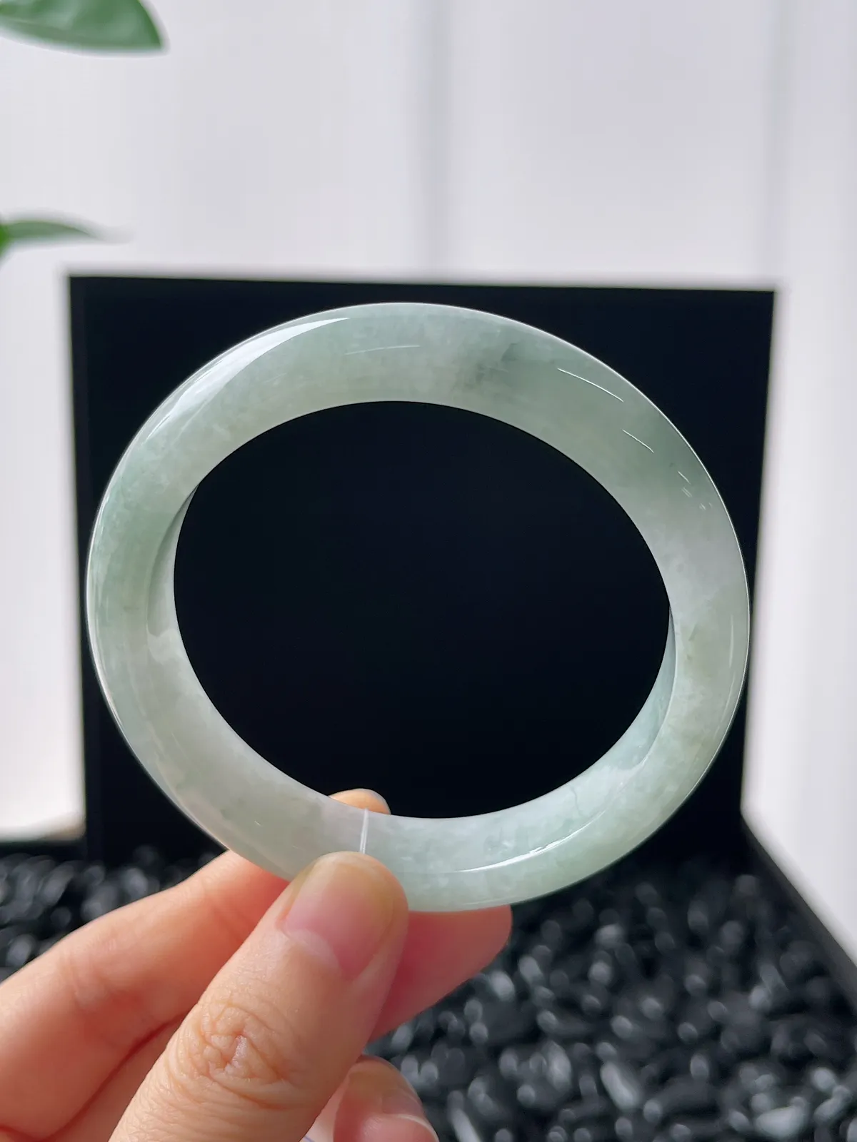 正圈56圈口，翡翠糯化种淡绿色手镯