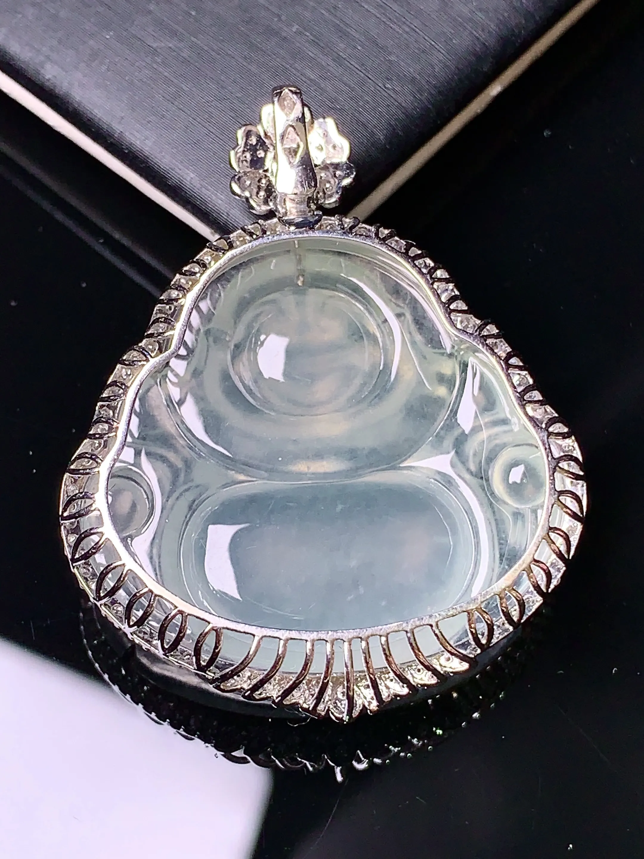 18k金钻镶嵌冰种佛公吊坠 玉质细腻 色泽清新艳丽 整体尺寸39.5*31.7*9.8