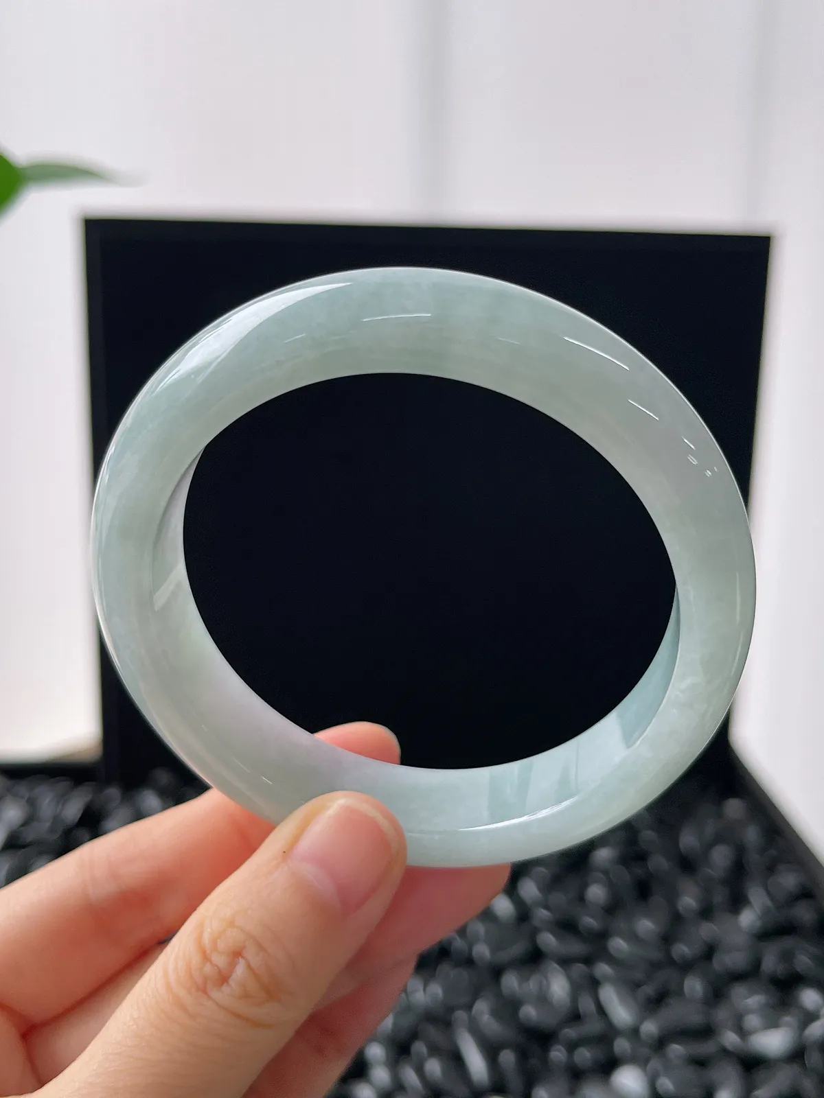 正圈58圈口，翡翠糯化种浅绿色手镯