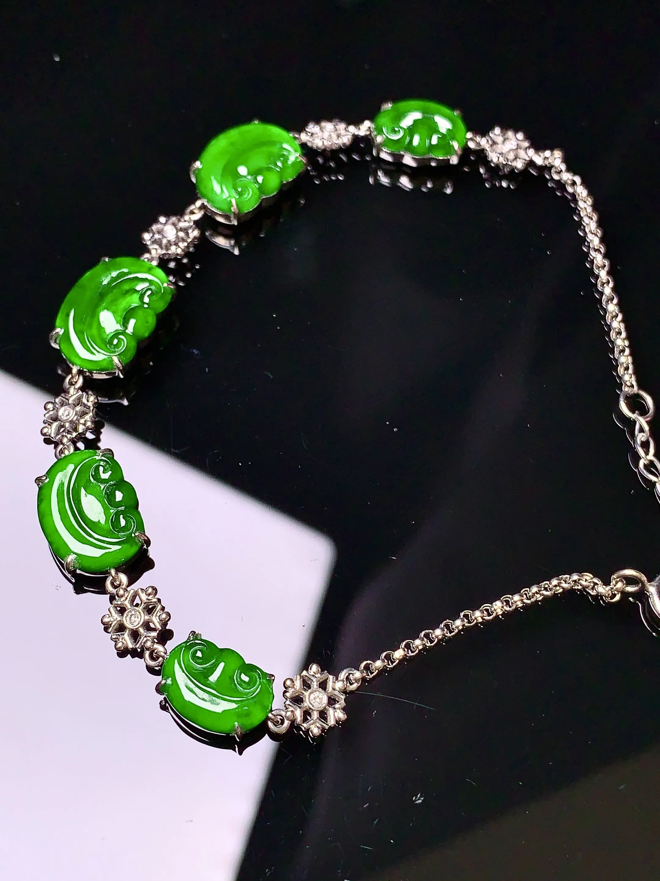 18k金钻镶嵌满绿如意手链 玉质细腻 色泽清新艳丽 整体尺寸98*8.3*4