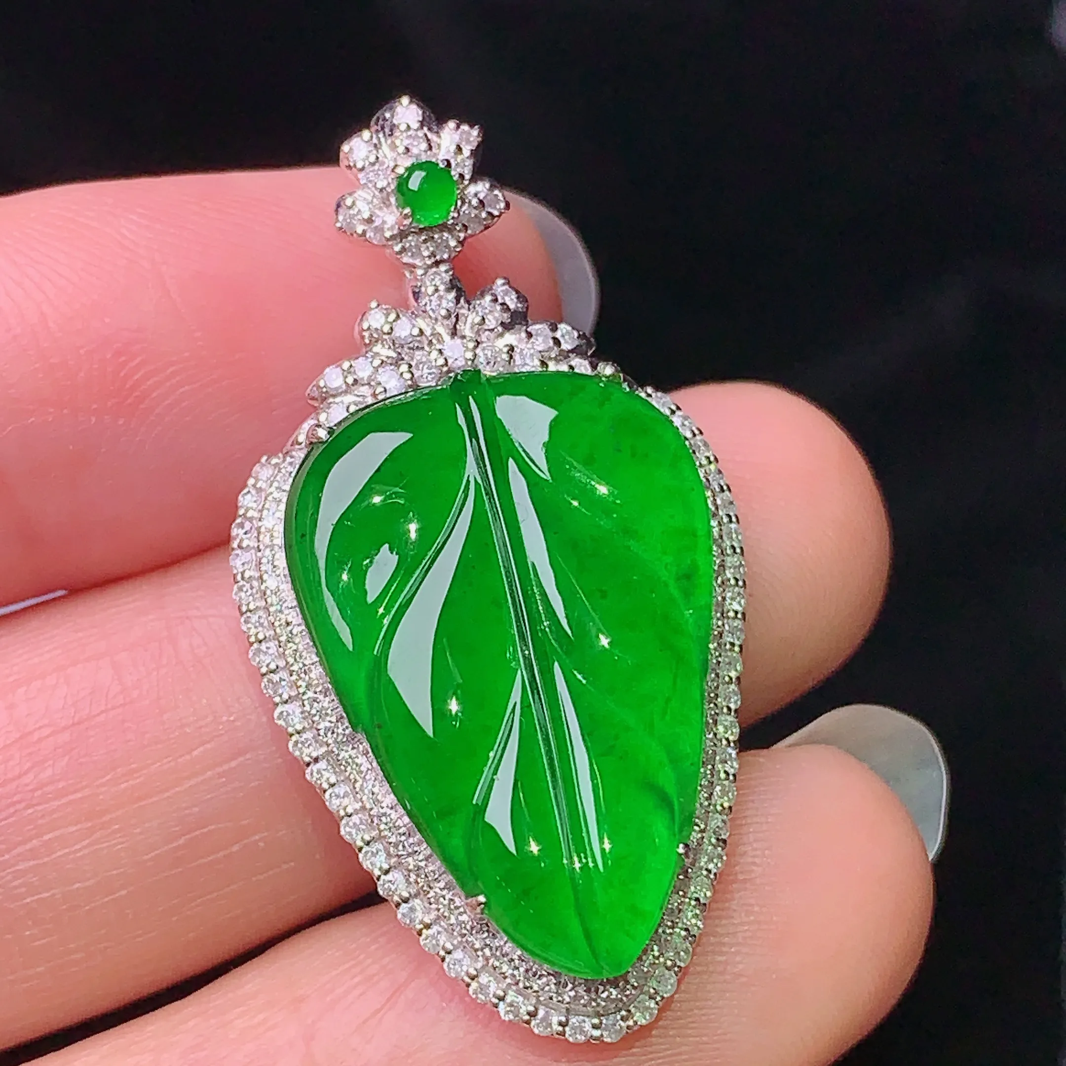 18k金钻镶嵌满绿树叶吊坠 玉质细腻 色泽清新艳丽 整体尺寸35.2*18.5*7.7