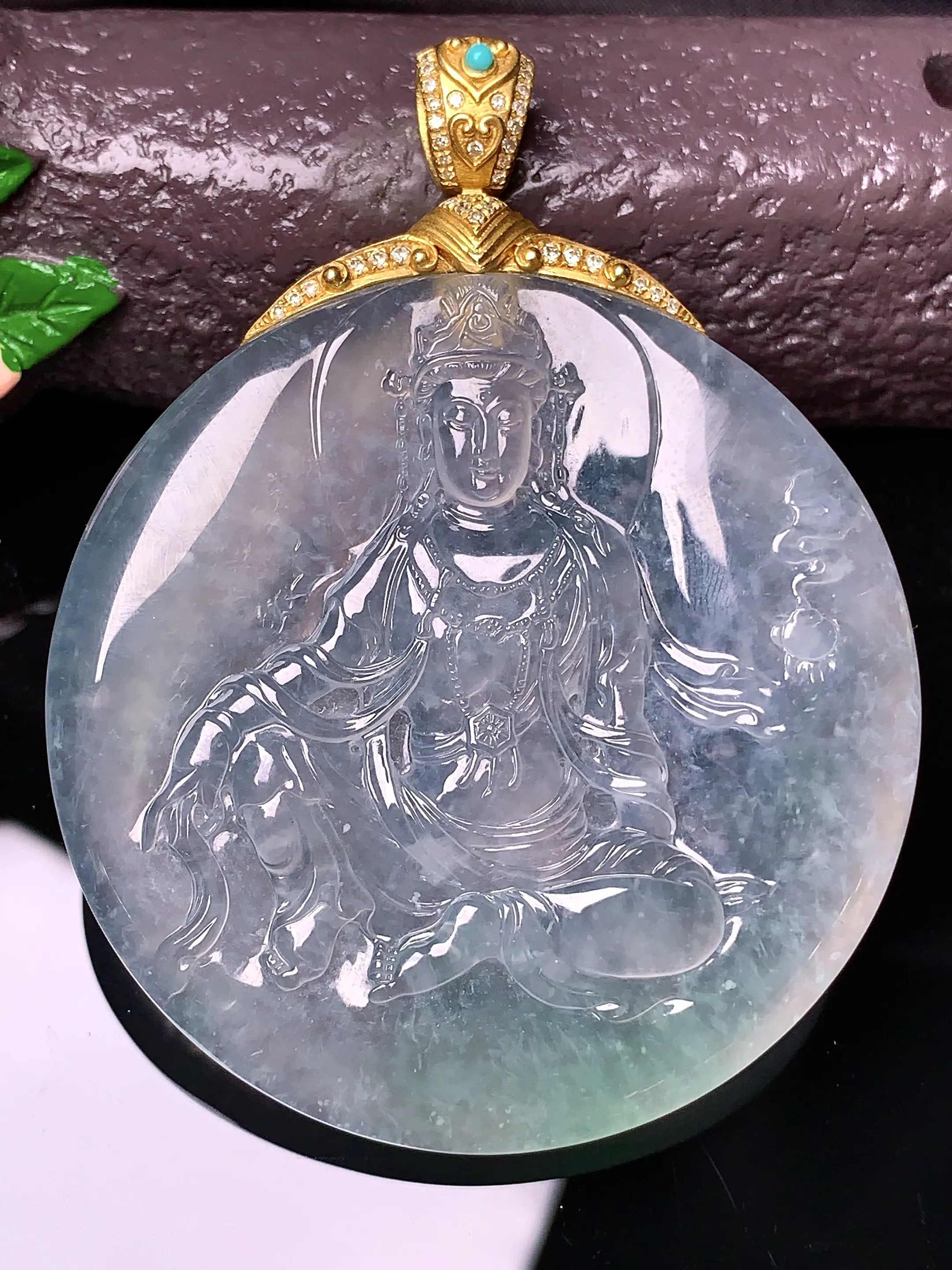 18k金钻镶嵌冰种观音菩萨吊坠 玉质细腻 色泽清新艳丽 整体尺寸64*50*5.8