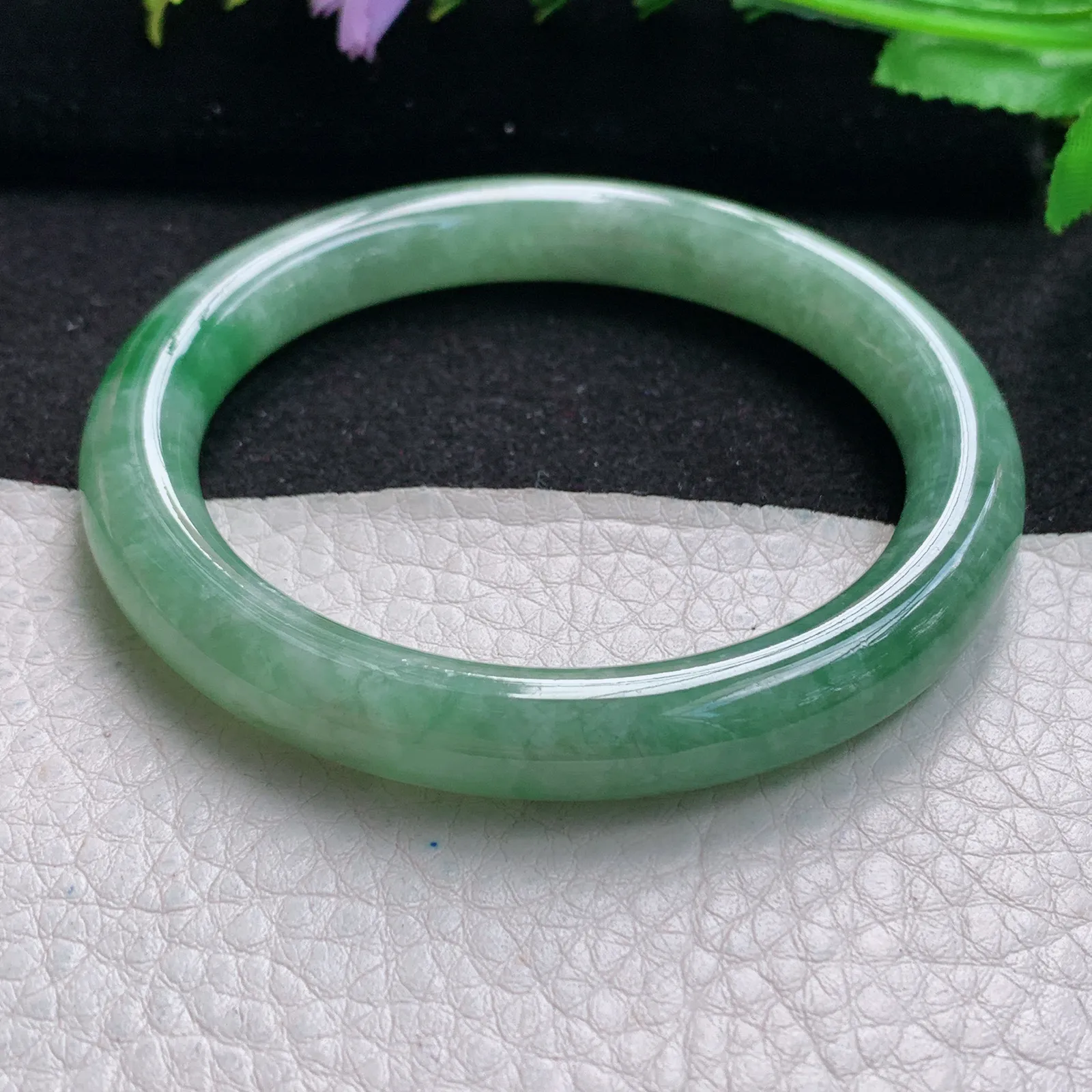 xx自然光56.5*9叮当镯 缅甸翡翠玉手镯飘绿秀气圆条玉手环 美人镯
