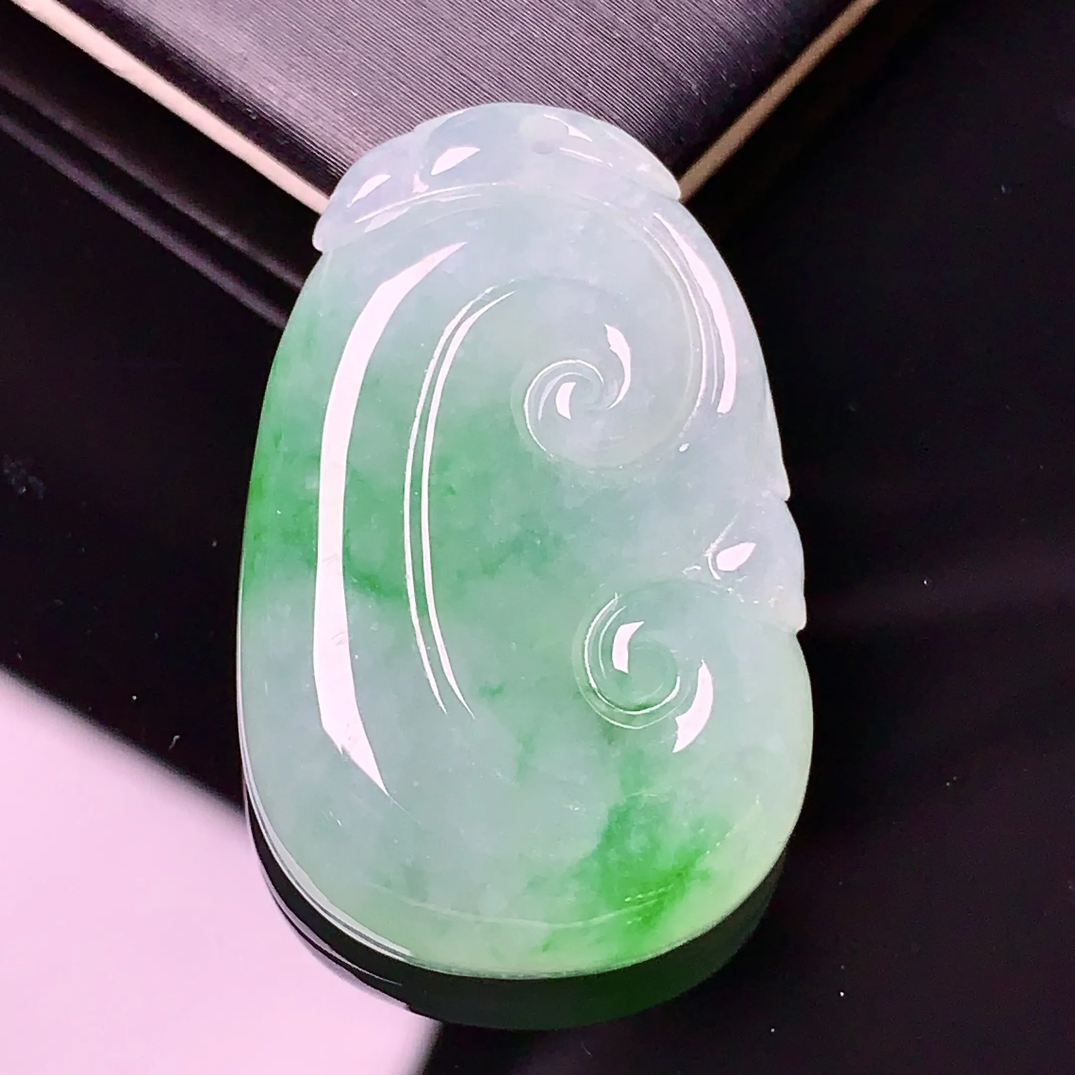 飘绿如意吊坠 玉质细腻 色泽清新艳丽 整体尺寸31.6*20.3*6