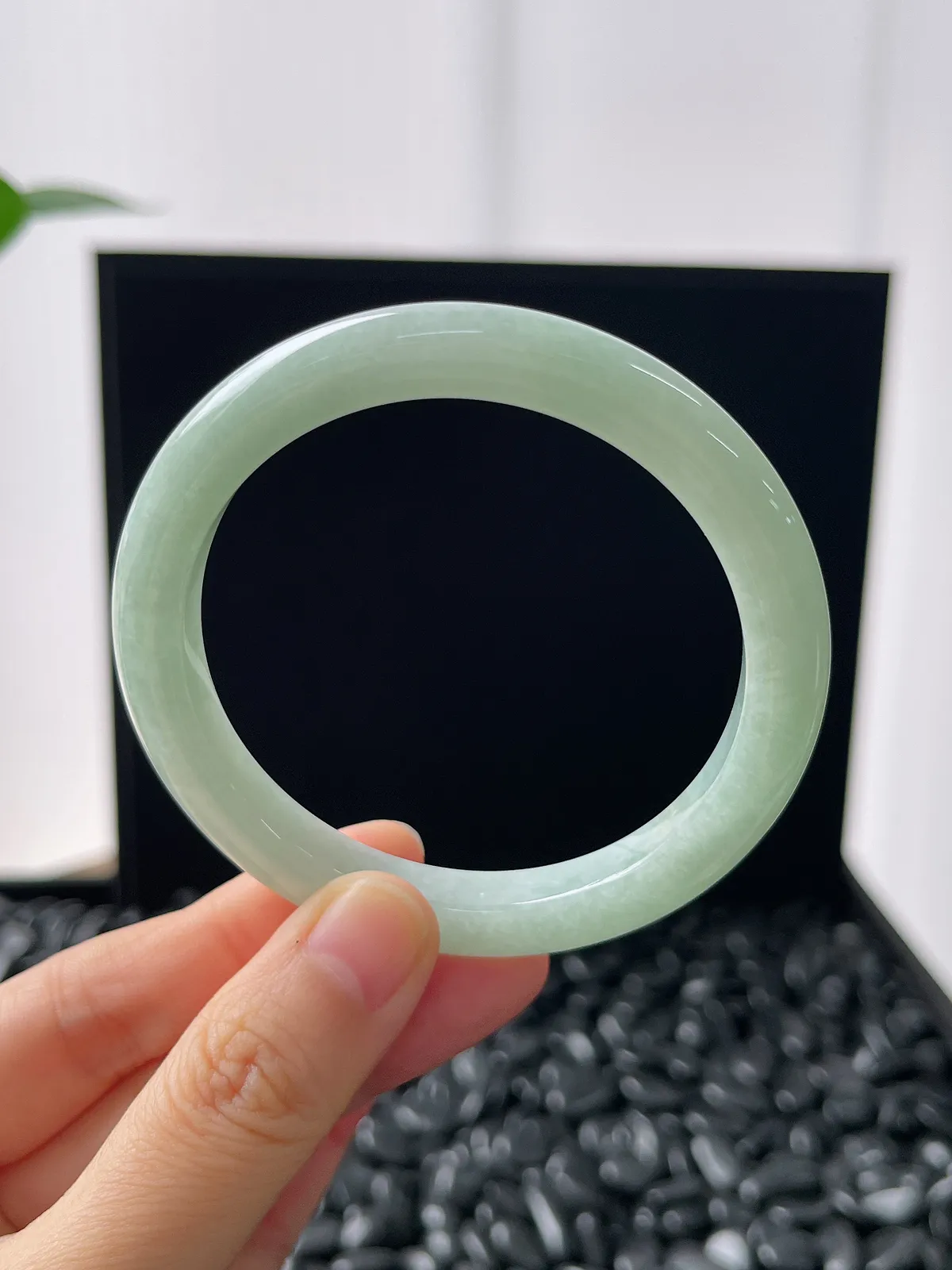 正圈54.7圈口，翡翠糯化种浅绿色手镯