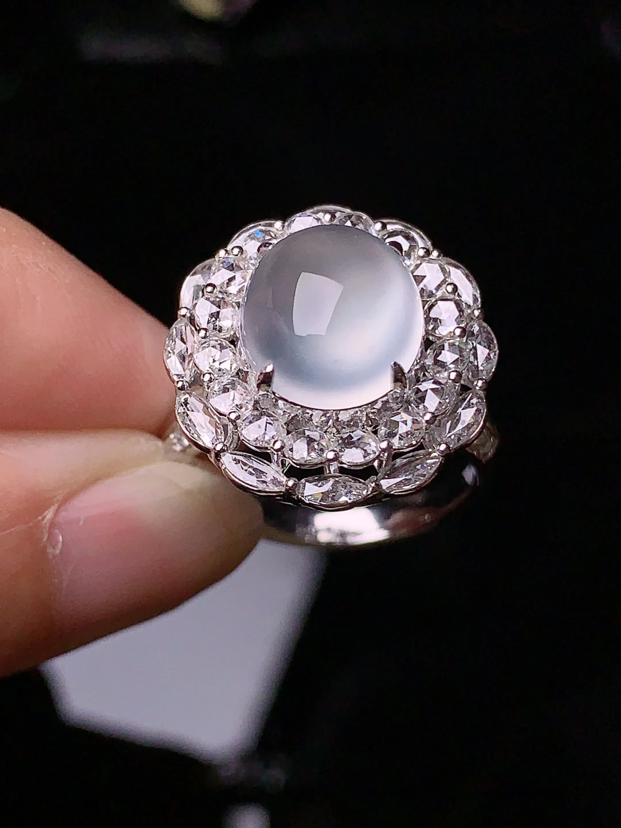 18k金钻镶嵌玻璃种蛋面戒指 玉质细腻 色泽清新艳丽 圈口14.5 整体尺寸19*18*12.8