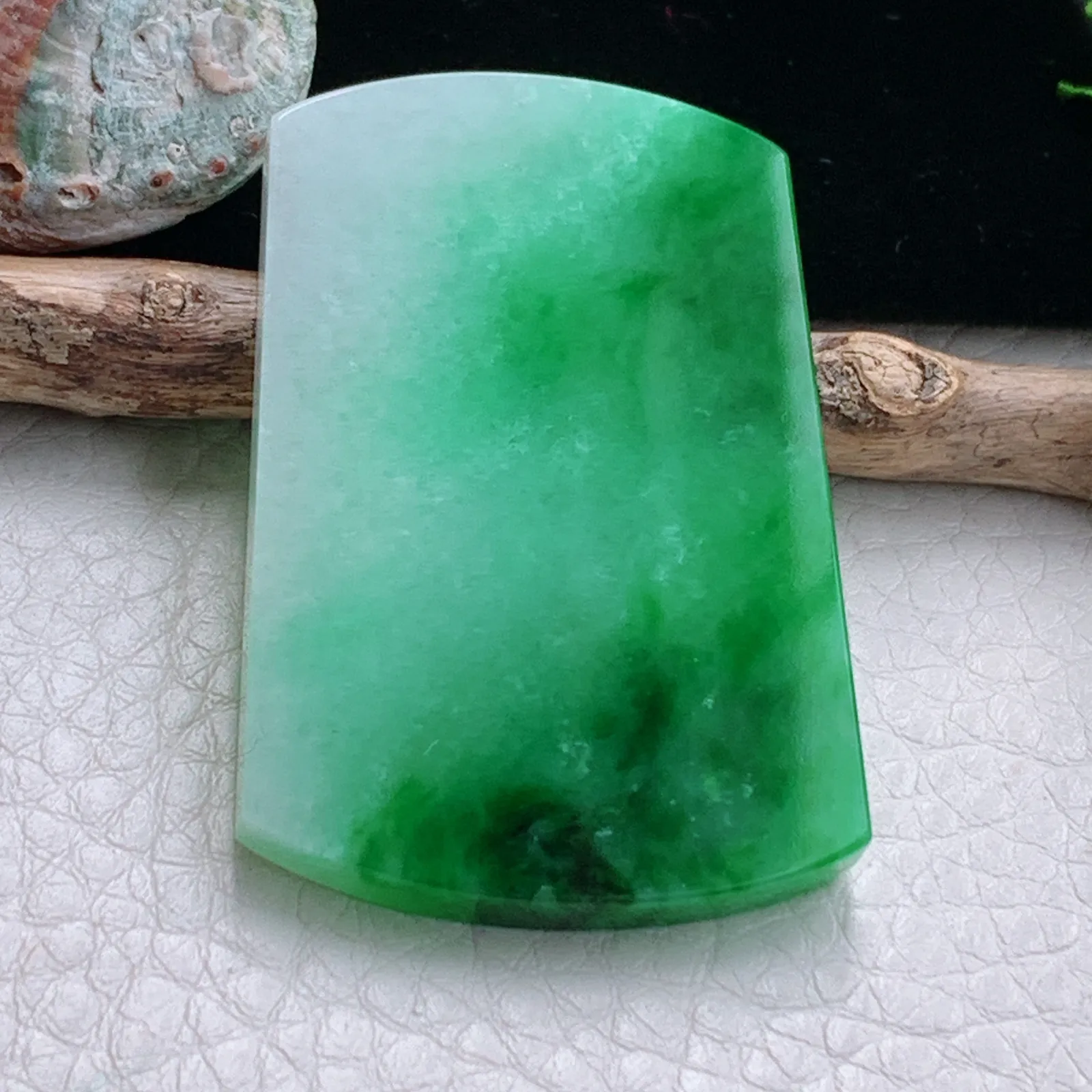 zzx自然光49.2*32.5*4.2天然缅甸翡翠辣绿平安无事牌玉吊坠 玉挂件