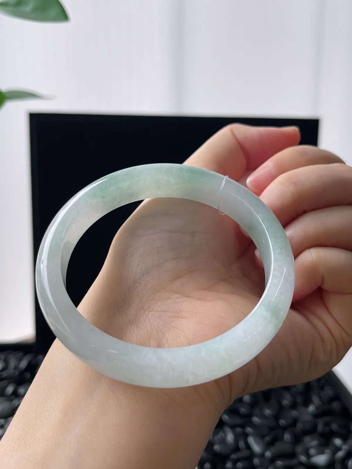 正圈58圈口，翡翠冰糯种浅绿飘花手镯