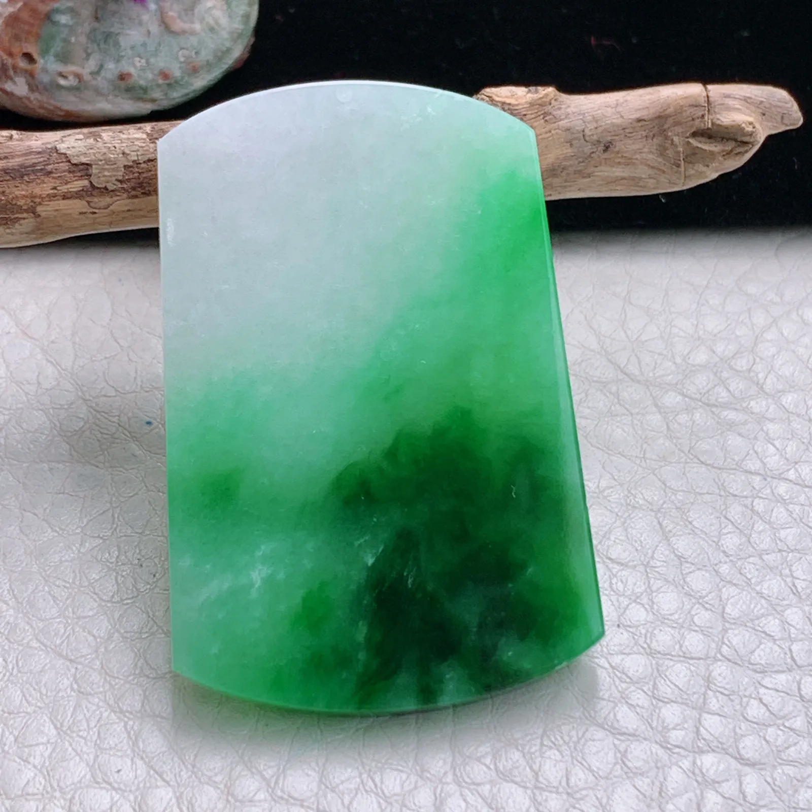 zzx自然光49.2*32.2*4天然缅甸翡翠辣绿平安无事牌玉吊坠 玉挂件