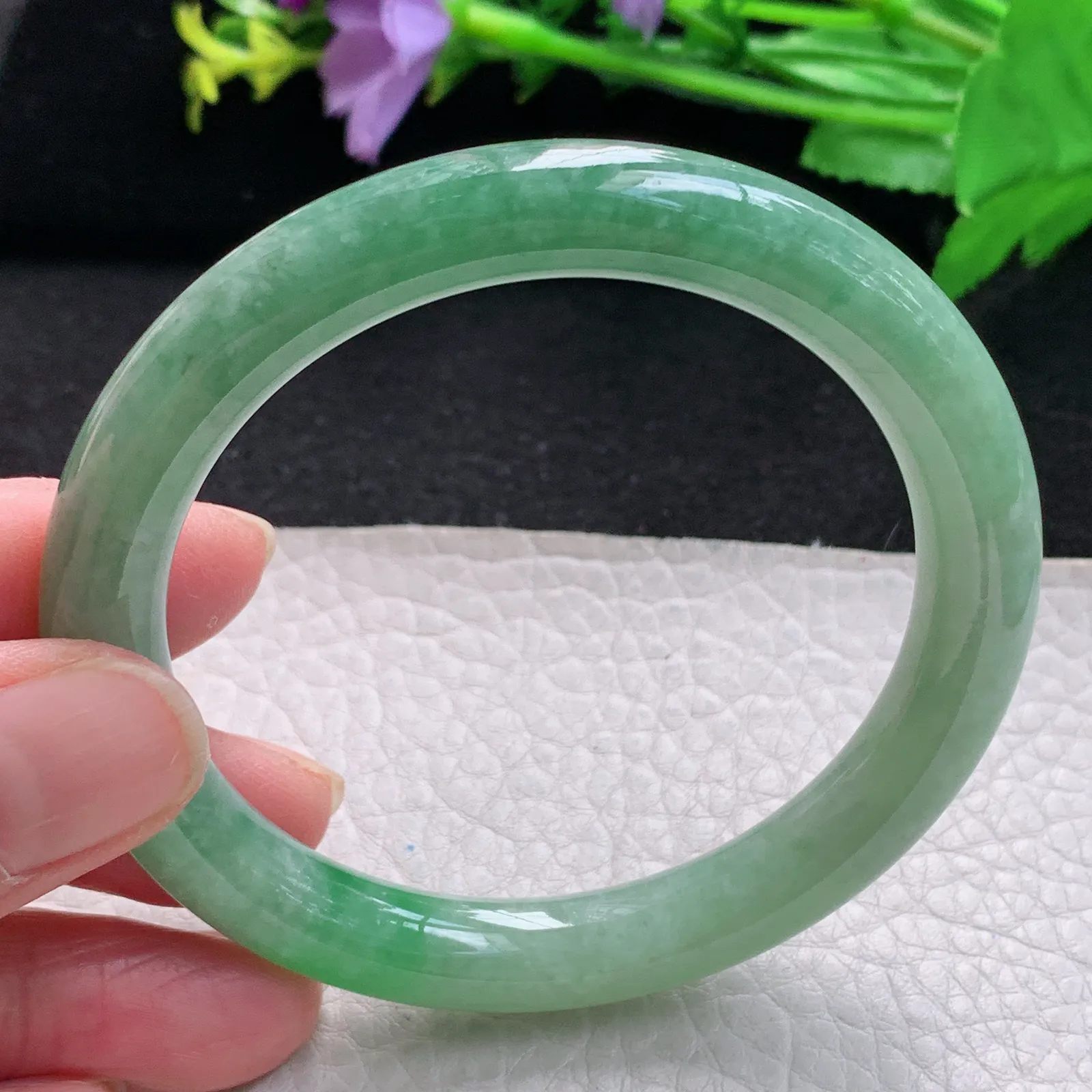 xx自然光56.5*9叮当镯 缅甸翡翠玉手镯飘绿秀气圆条玉手环 美人镯