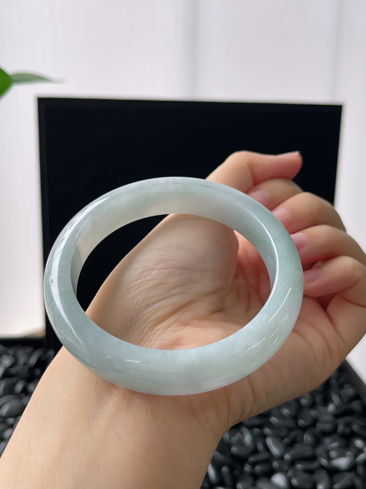 正圈58圈口，翡翠糯化种浅绿色手镯