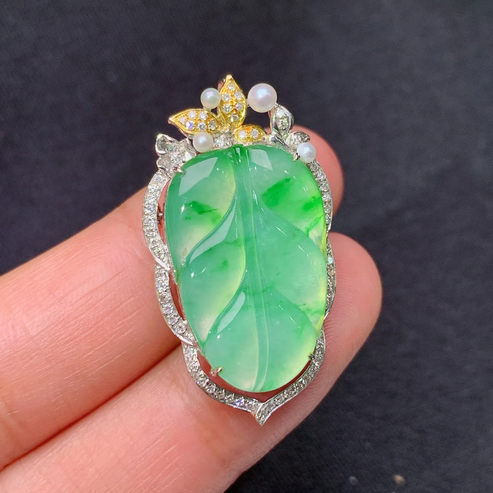 飘绿树叶吊坠 胸针 18k金镶嵌，冰润色阳，玉质细腻，种水足， 尺寸31.8*17.7*7.4