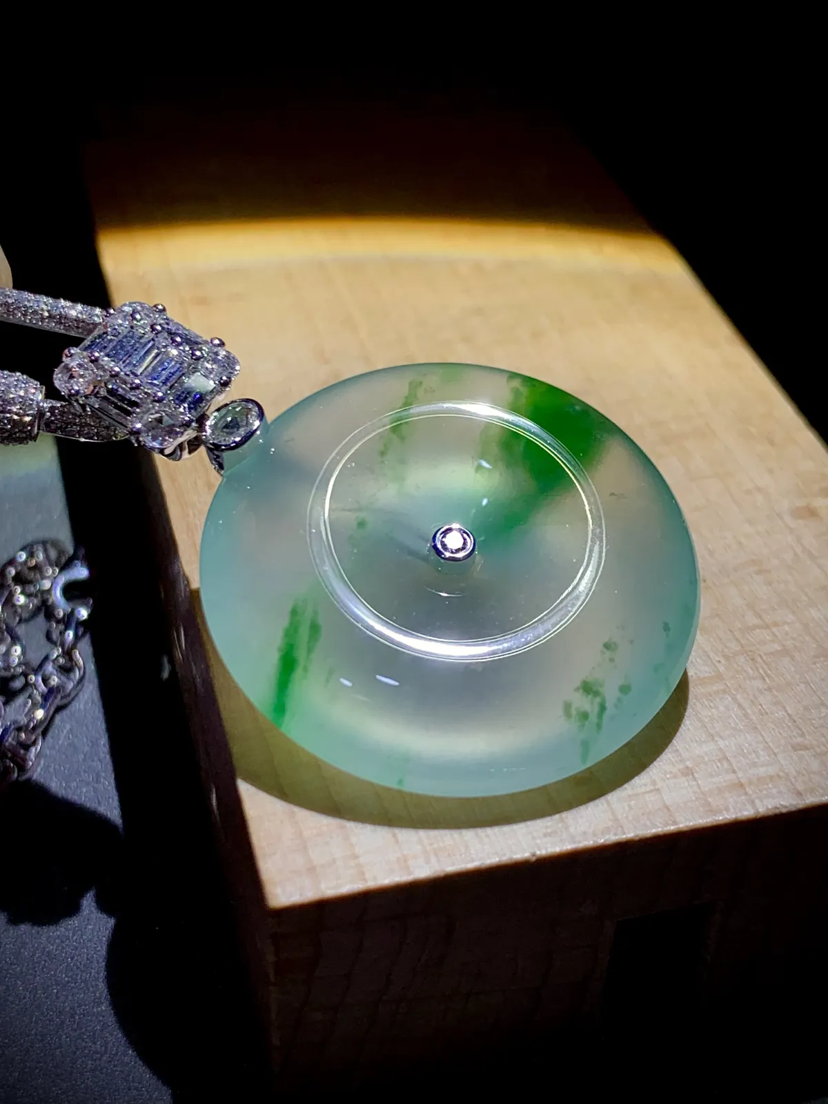 高品质翡翠绿花平安扣子，种老冰纯，
41.2-裸石29.8-7mm，14.62g，
18K金，南非钻