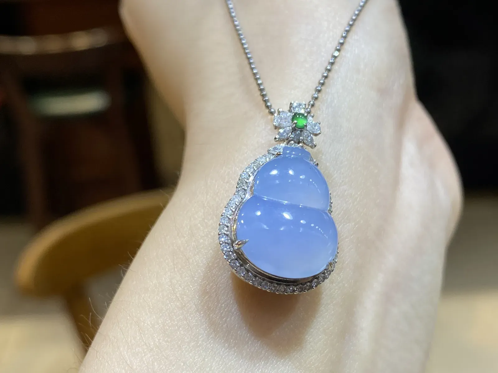 冰润紫罗兰葫芦，种好肉细，颜色漂亮，18K真金真钻镶嵌，整体25-15.6-9.6裸16-12.8-4.5